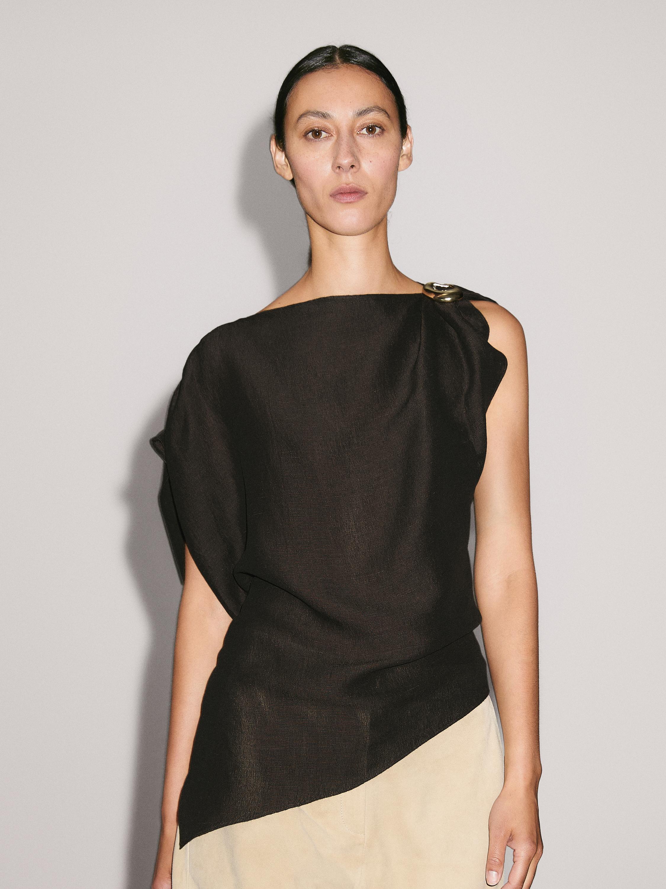 Camicetta con spilla in misto lino