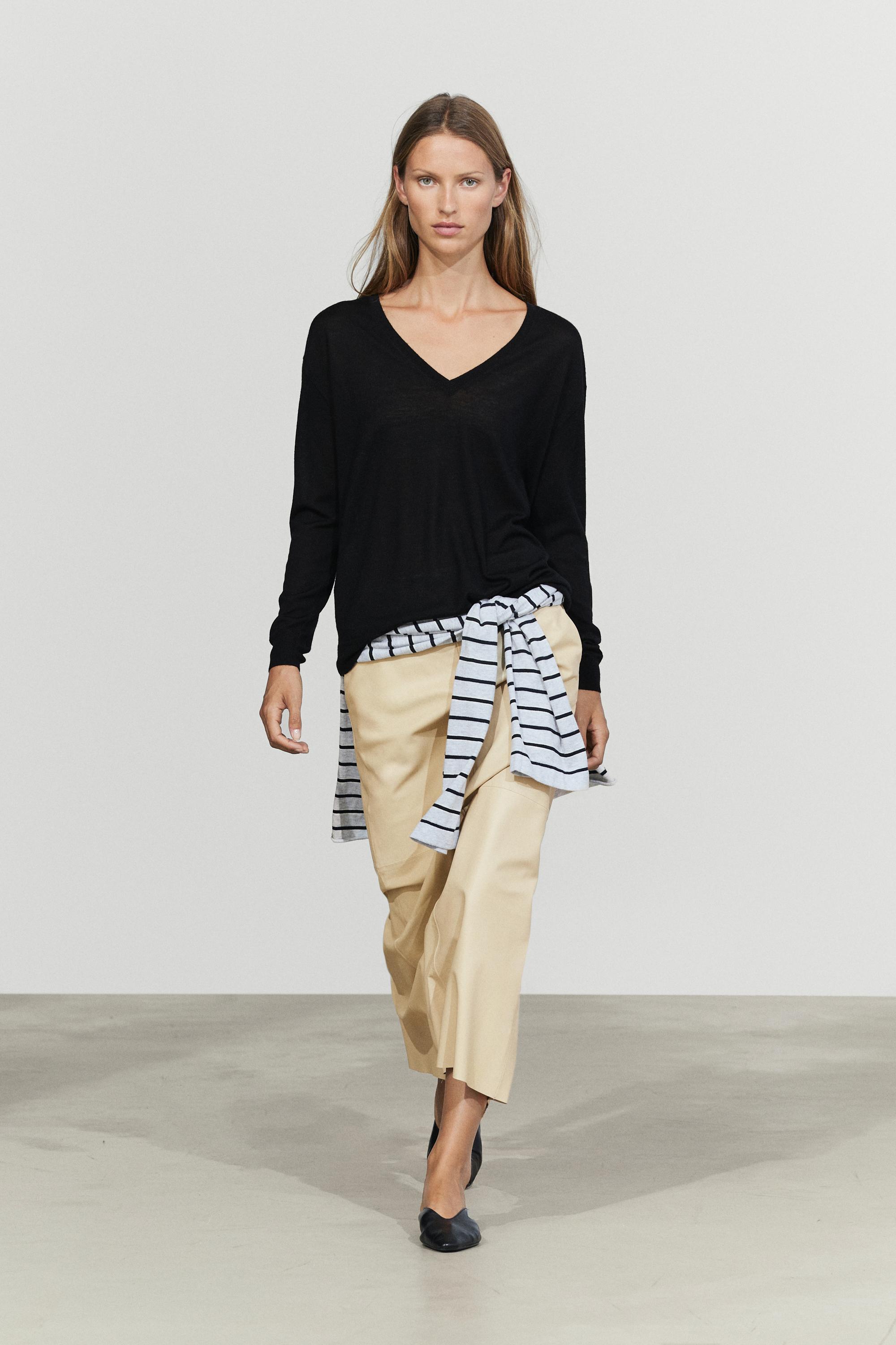 100% wool V-neck knit sweater — BLACK