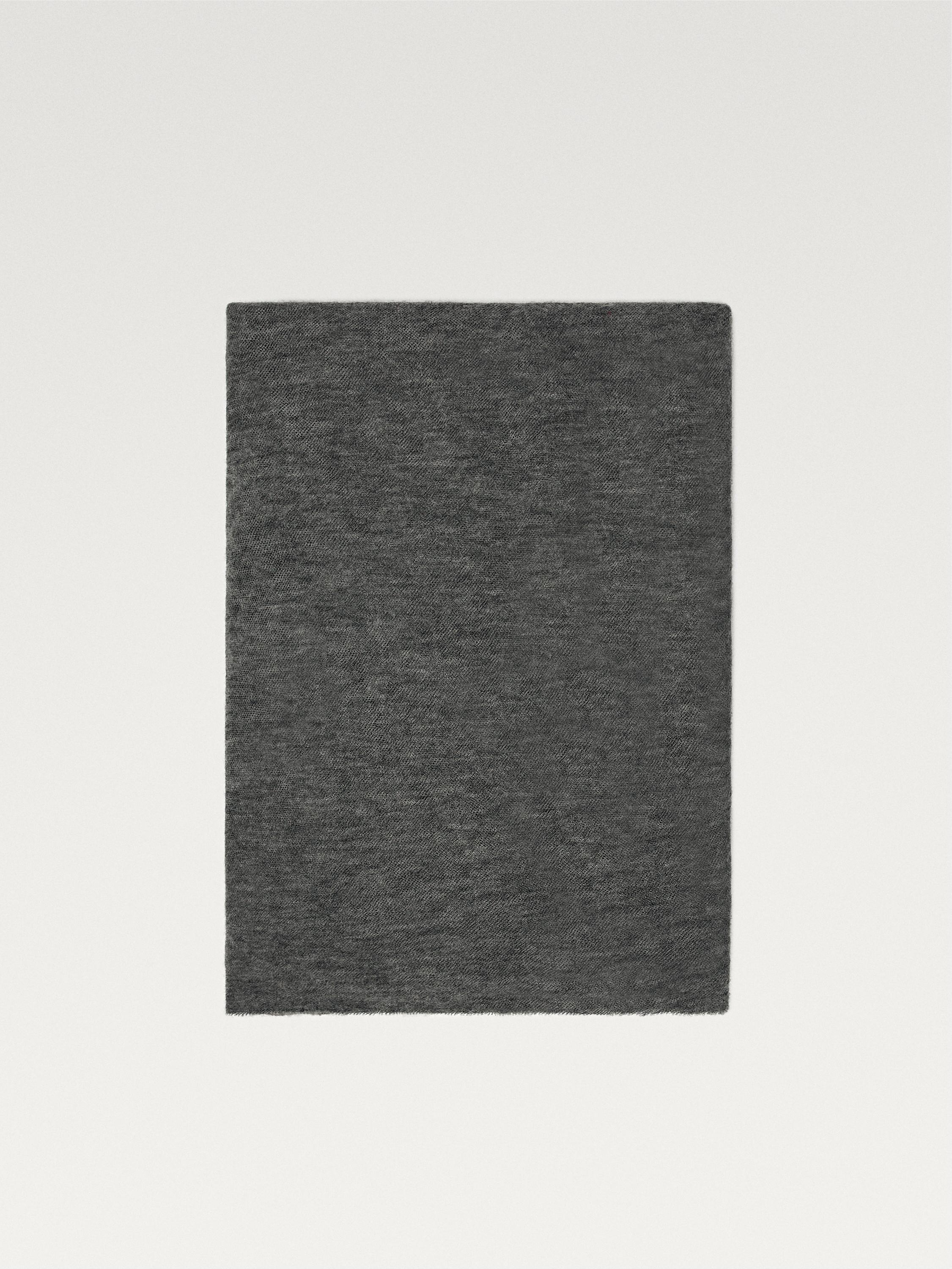 100% cashmere scarf with melange detail