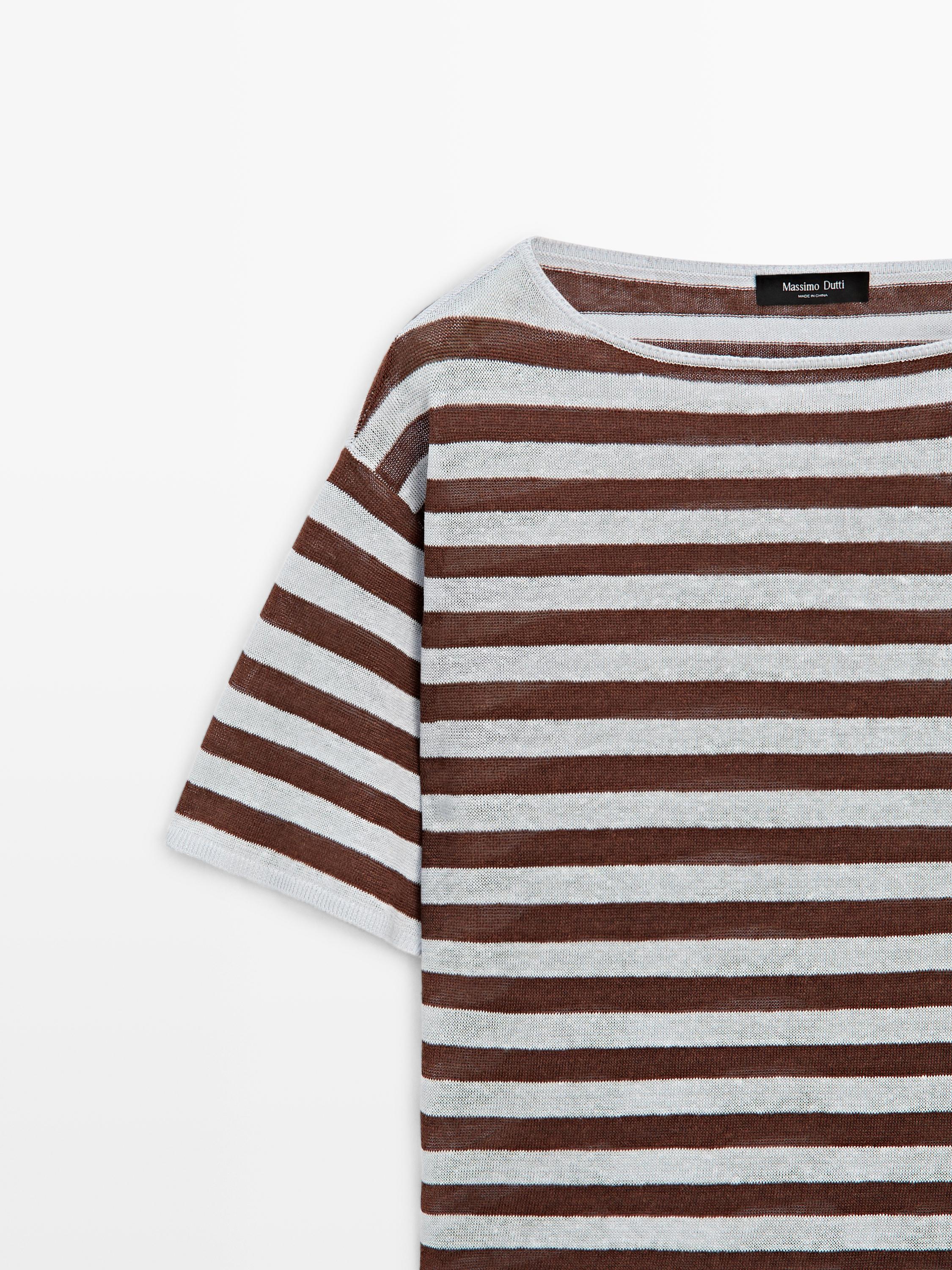 Plan moyen d'un t-shirt à rayures marron et bleu ciel, manches courtes, col rond. Étiquette avec le texte "Massimo Dutti".
