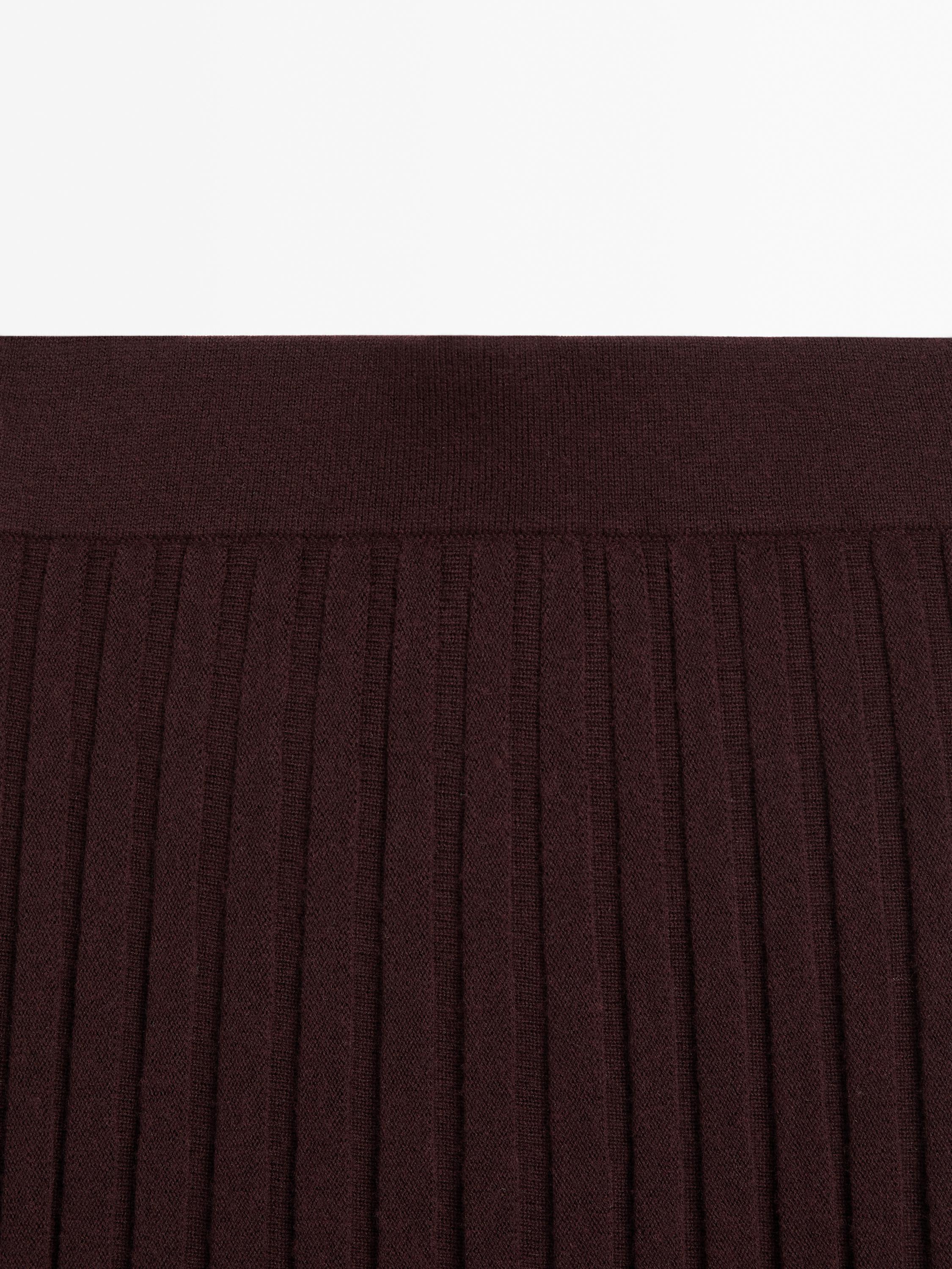Pleated midi skirt with elastic waistband