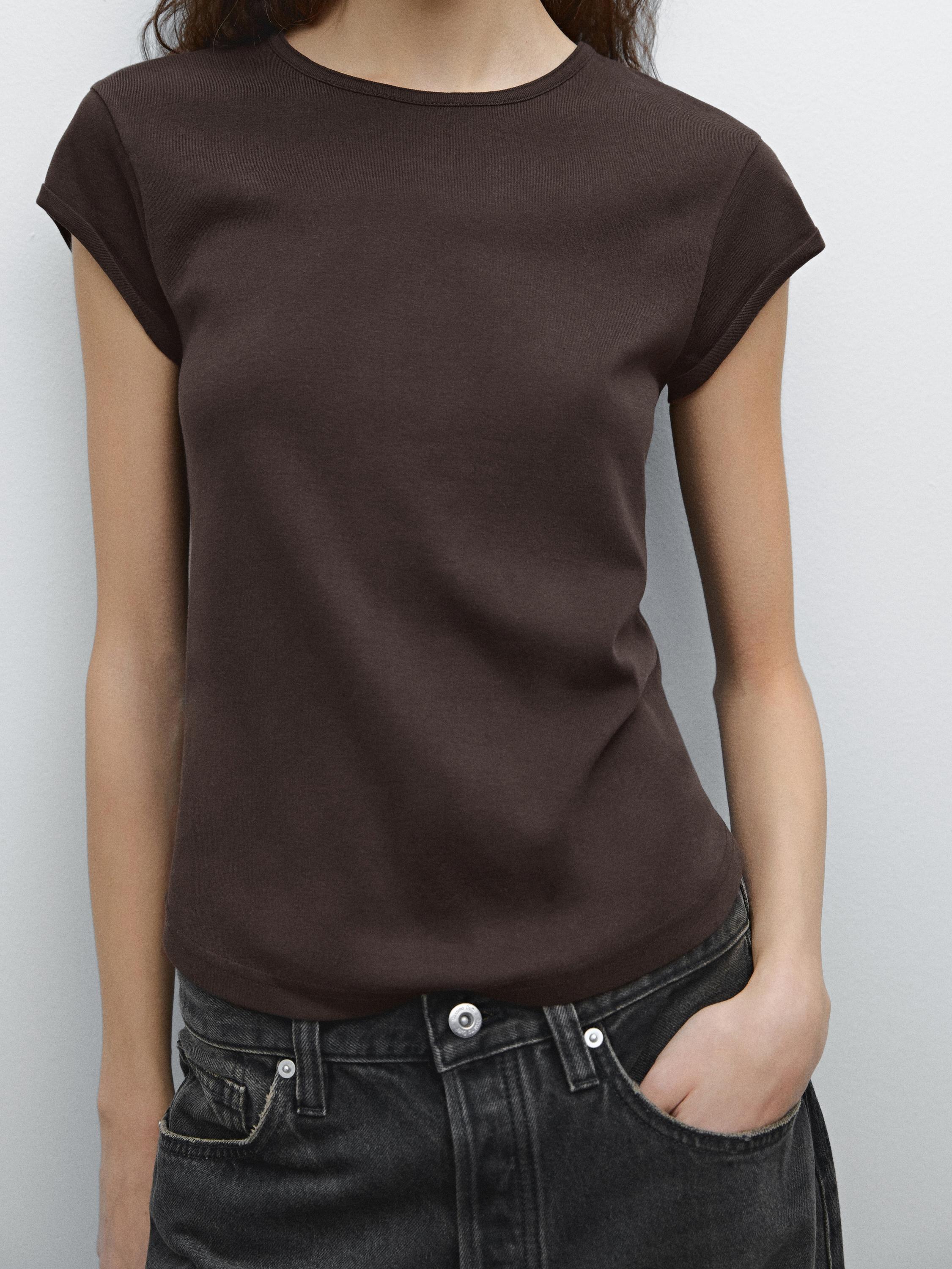 100% cotton T-shirt with rounded hem