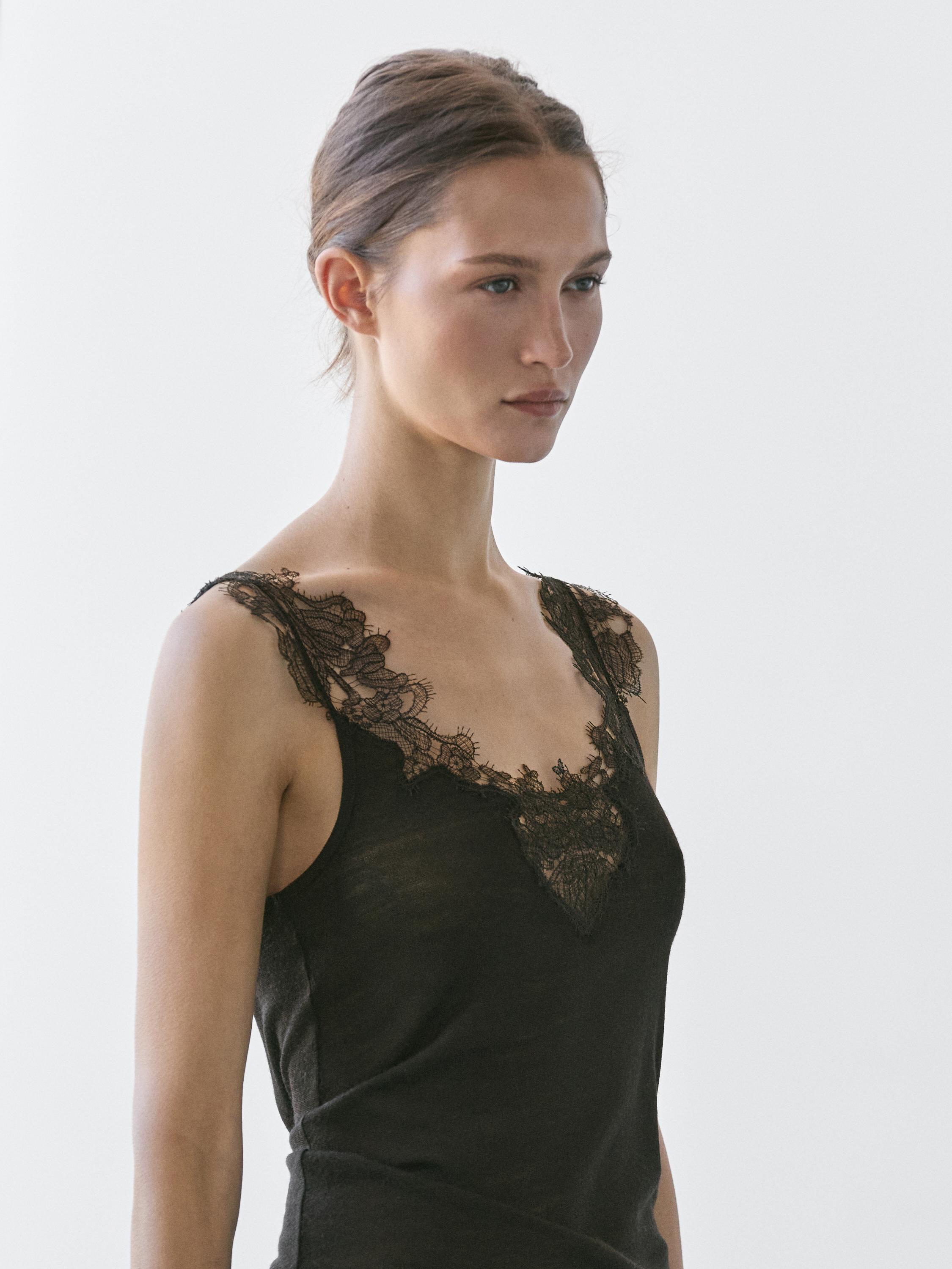 Top with straps and lace detail