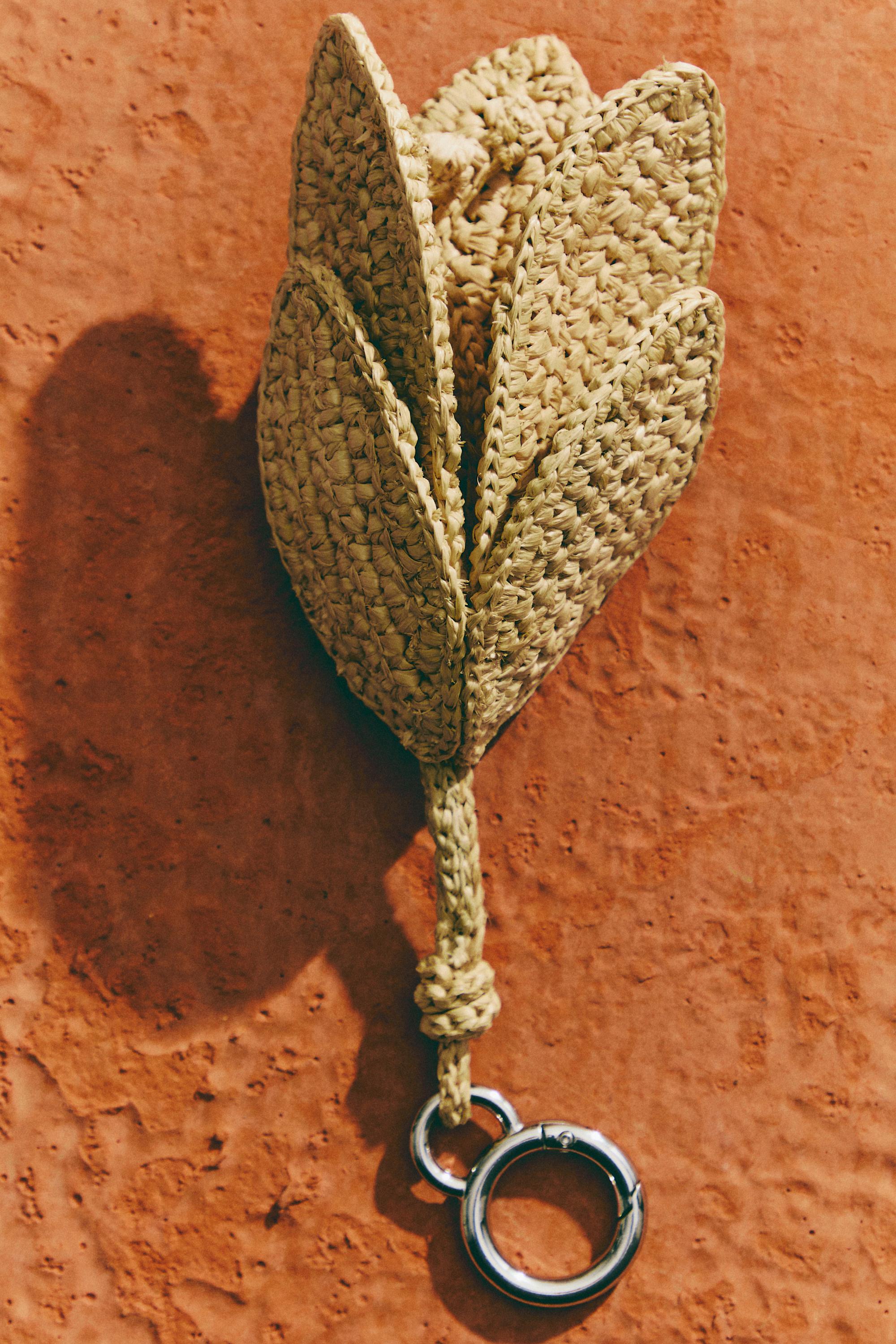 Raffia flower charm — BEIGE