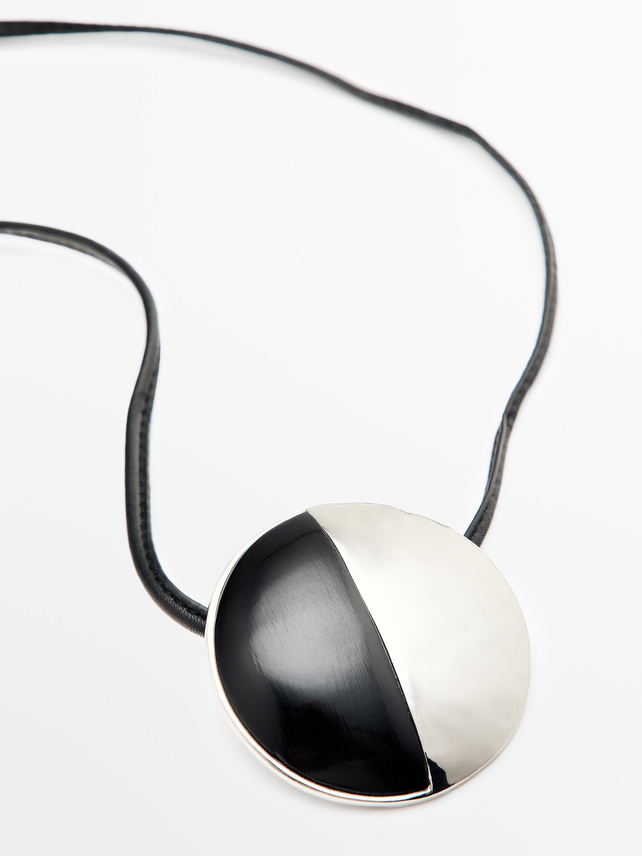 Ожерелье из овечьей кожи с металлической деталью