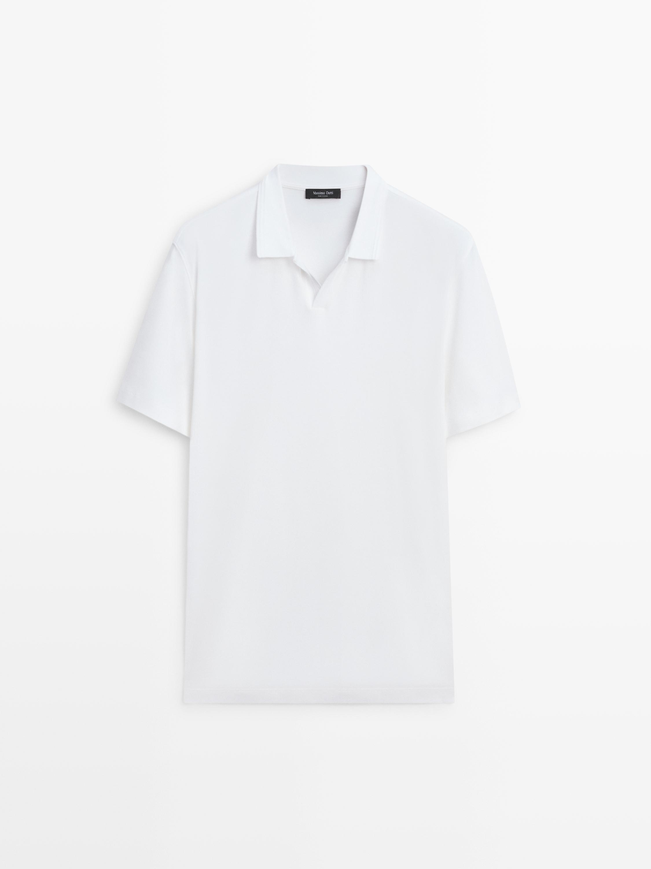 Vue de face d'un polo écru à manches courtes avec col classique et coupe droite.