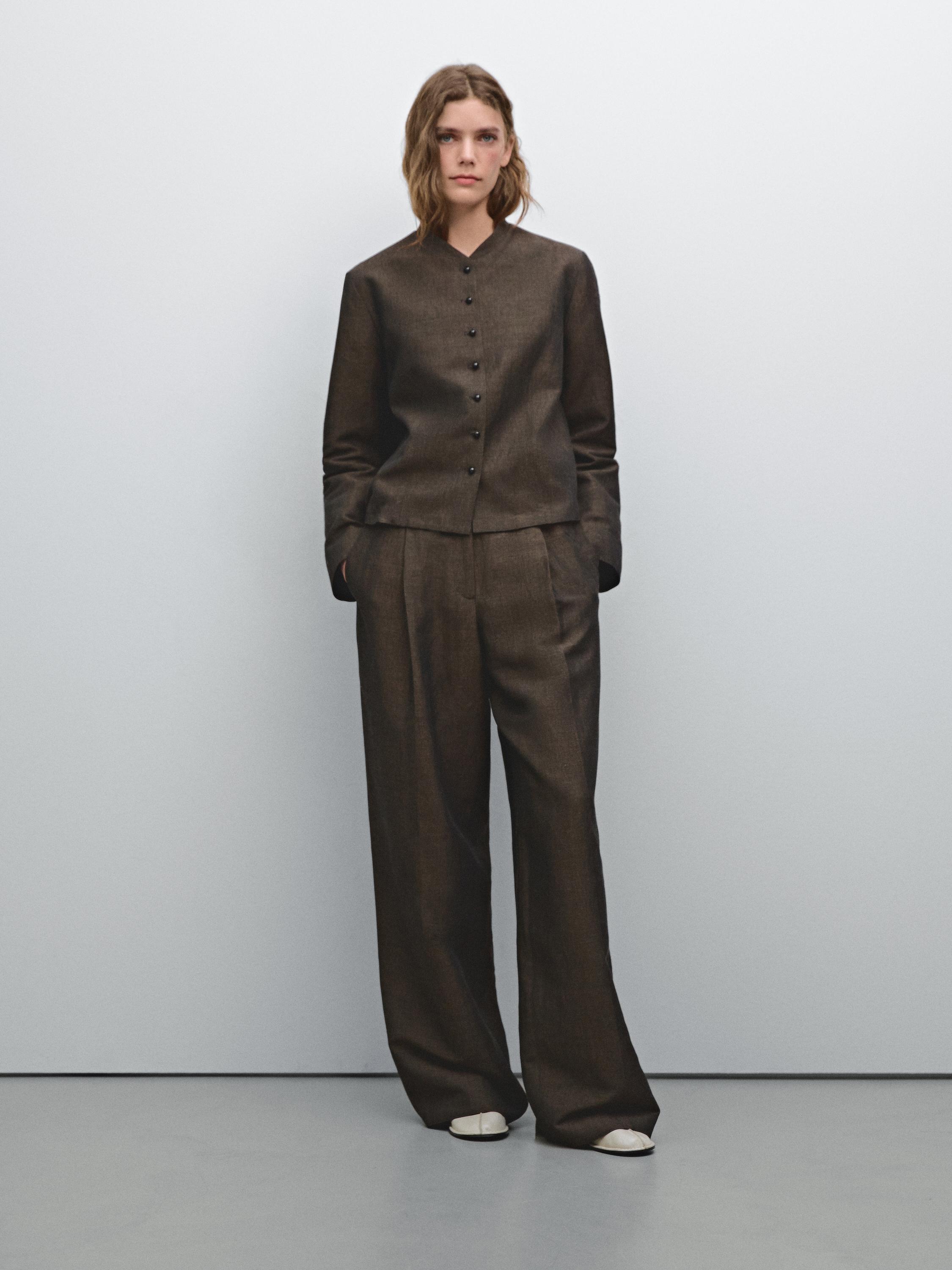 Casaco com pormenor de botões com linho