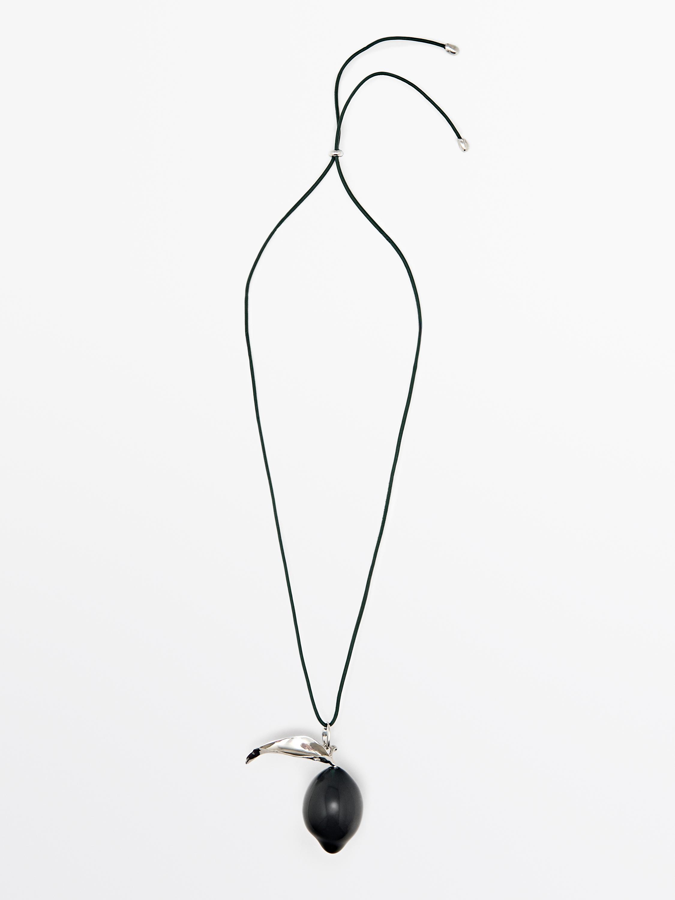 Siyah ipli kolye ve gümüş detaylı siyah meyve şeklinde parça.