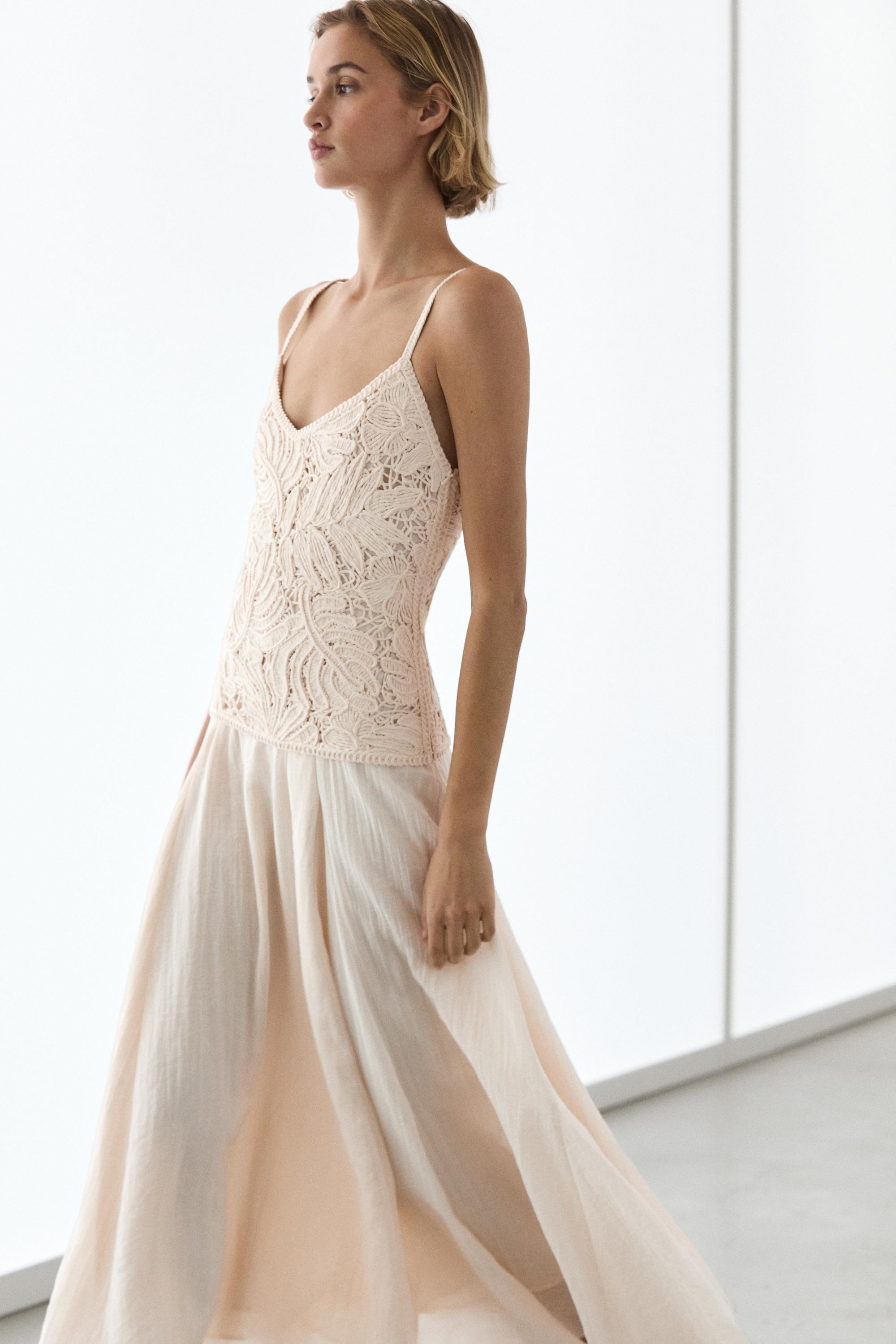 Langes Kleid mit Häkeldetails