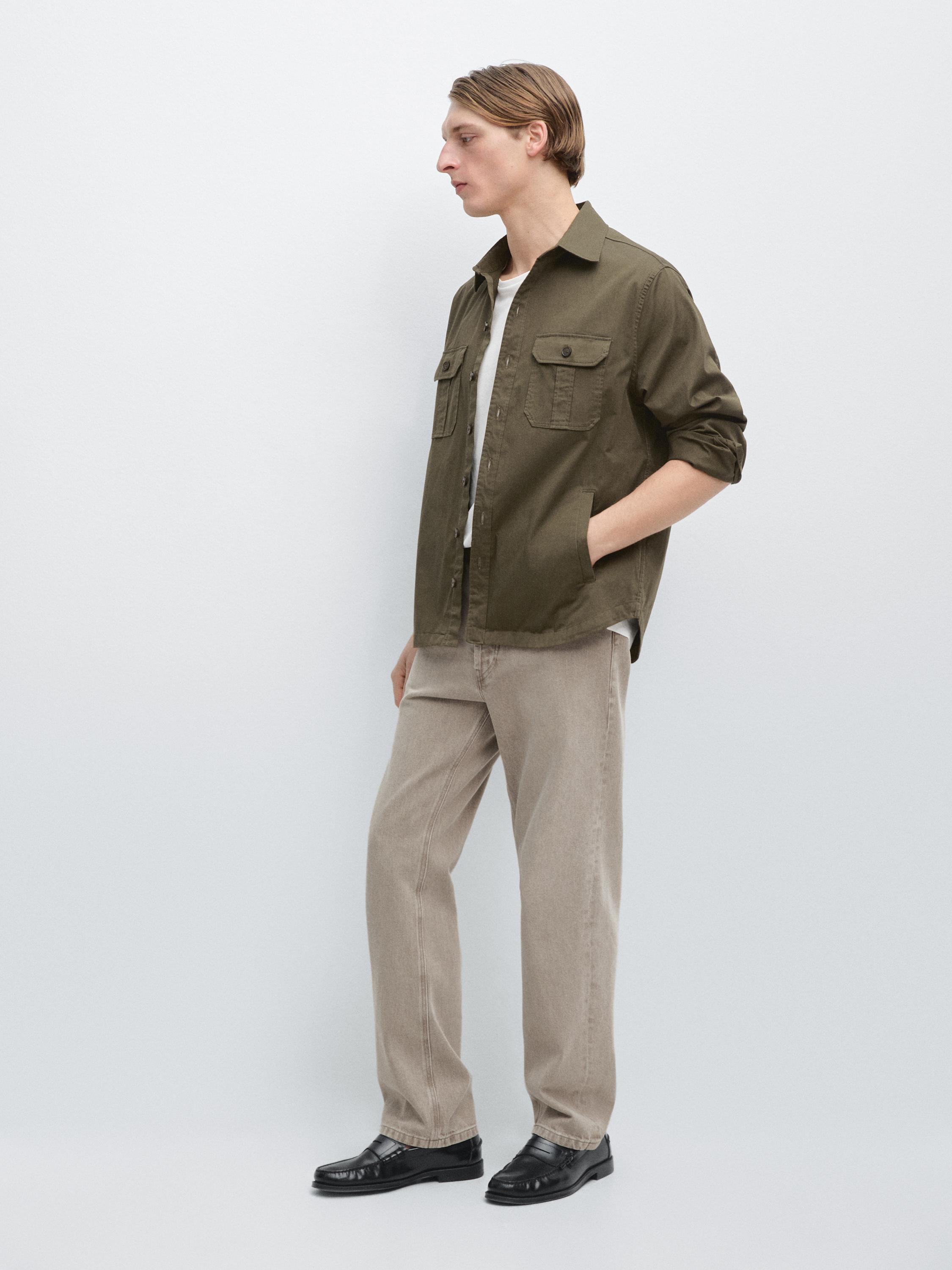 Conjunto de sobrecamisa caqui con bolsillos frontales y pantalones beige rectos.