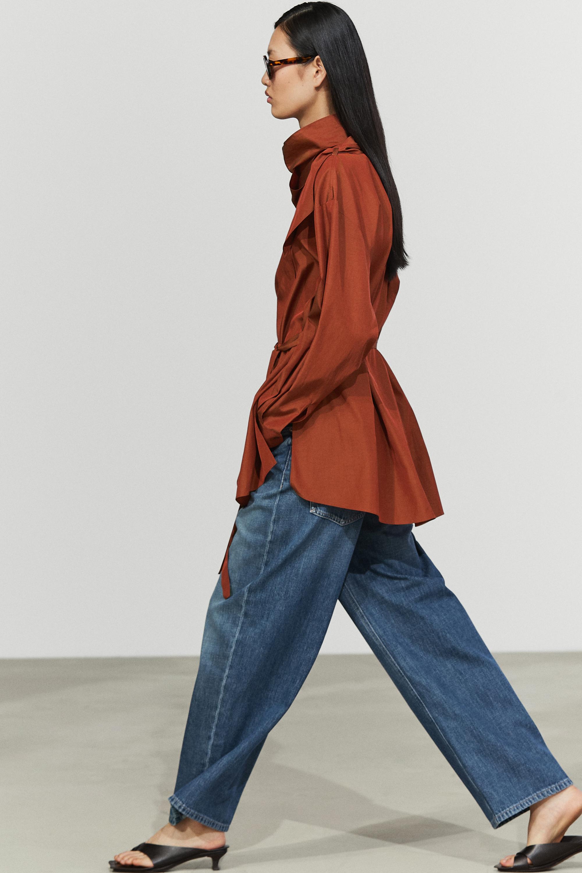 Blus jatuh dengan detail tali