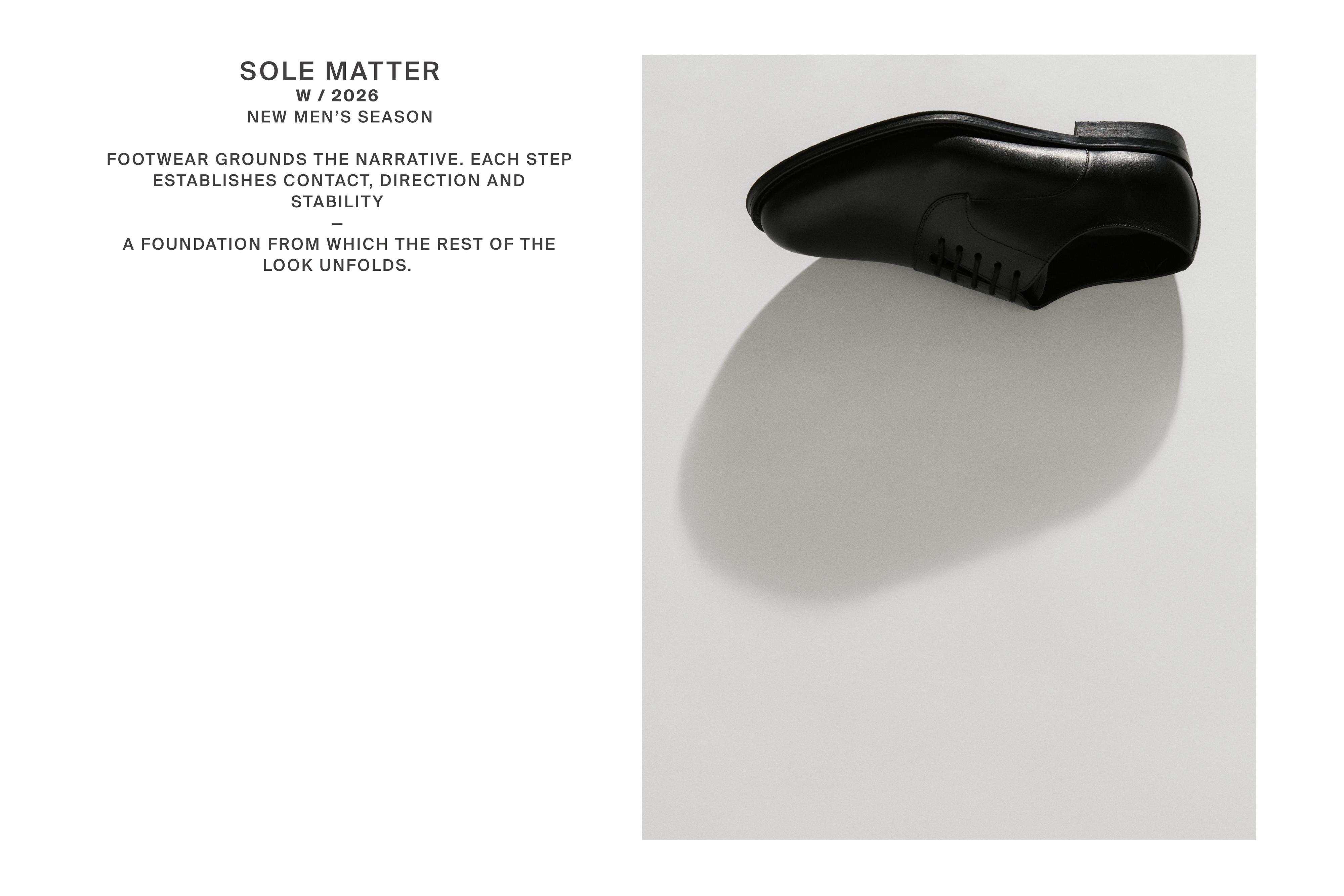 Bağcıklı ve alçak tabanlı siyah ayakkabının yandan görünüşü.