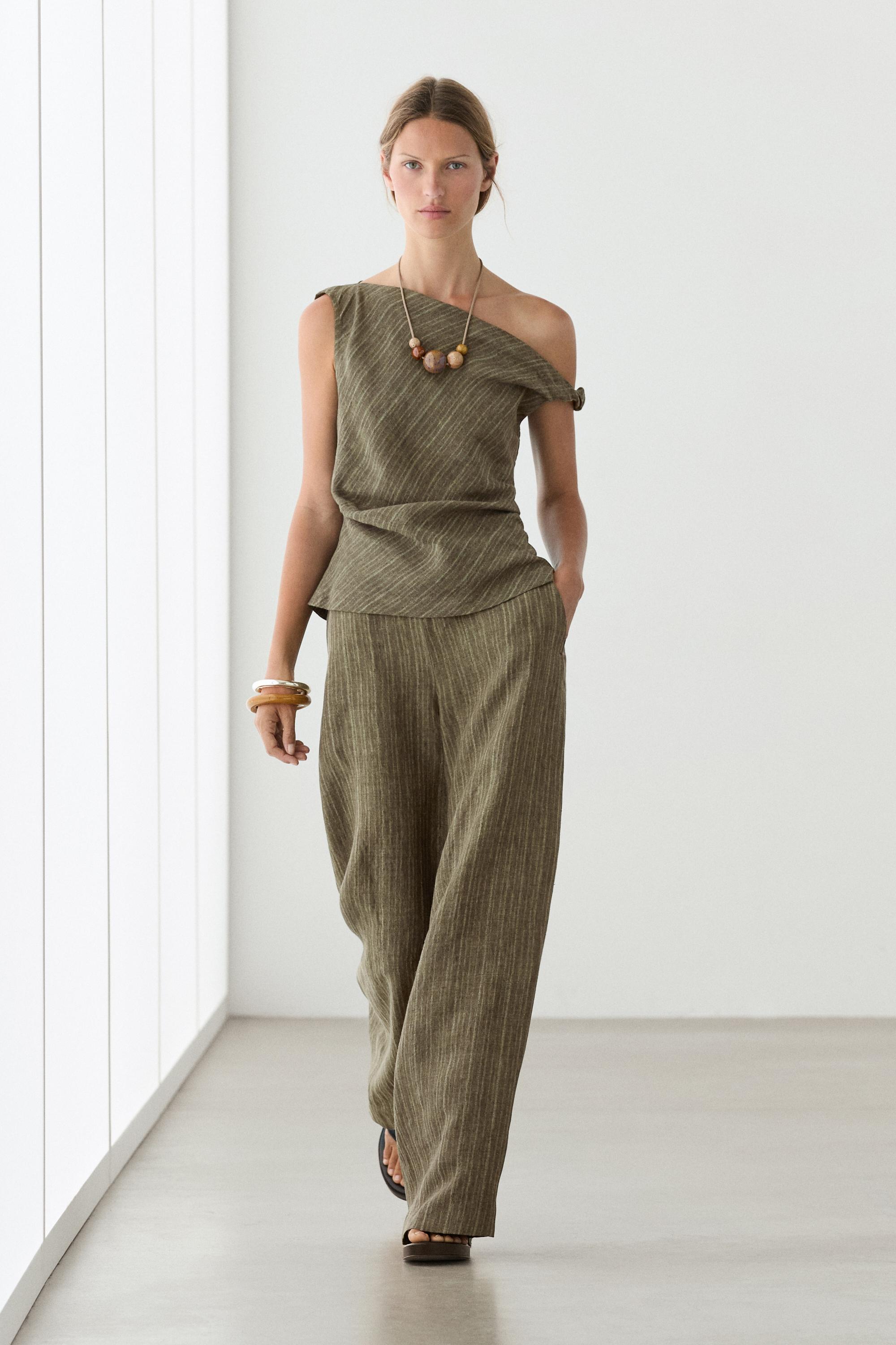 Total look linen trousers with corset belt detail