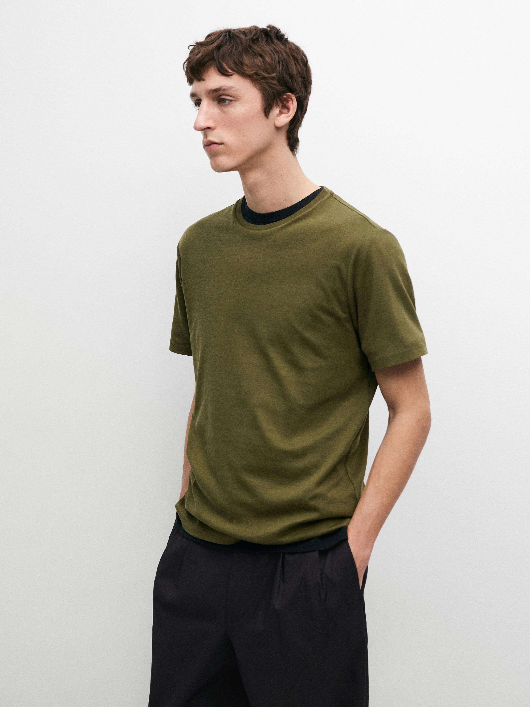 Σετ τιρκουάζ κοντομάνικη μπλούζα και μαύρο παντελόνι.