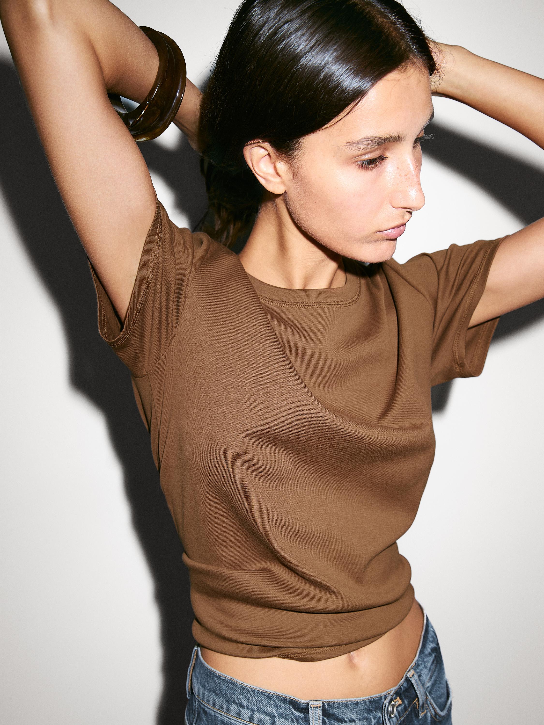 T-shirt com pormenor na gola regular fit