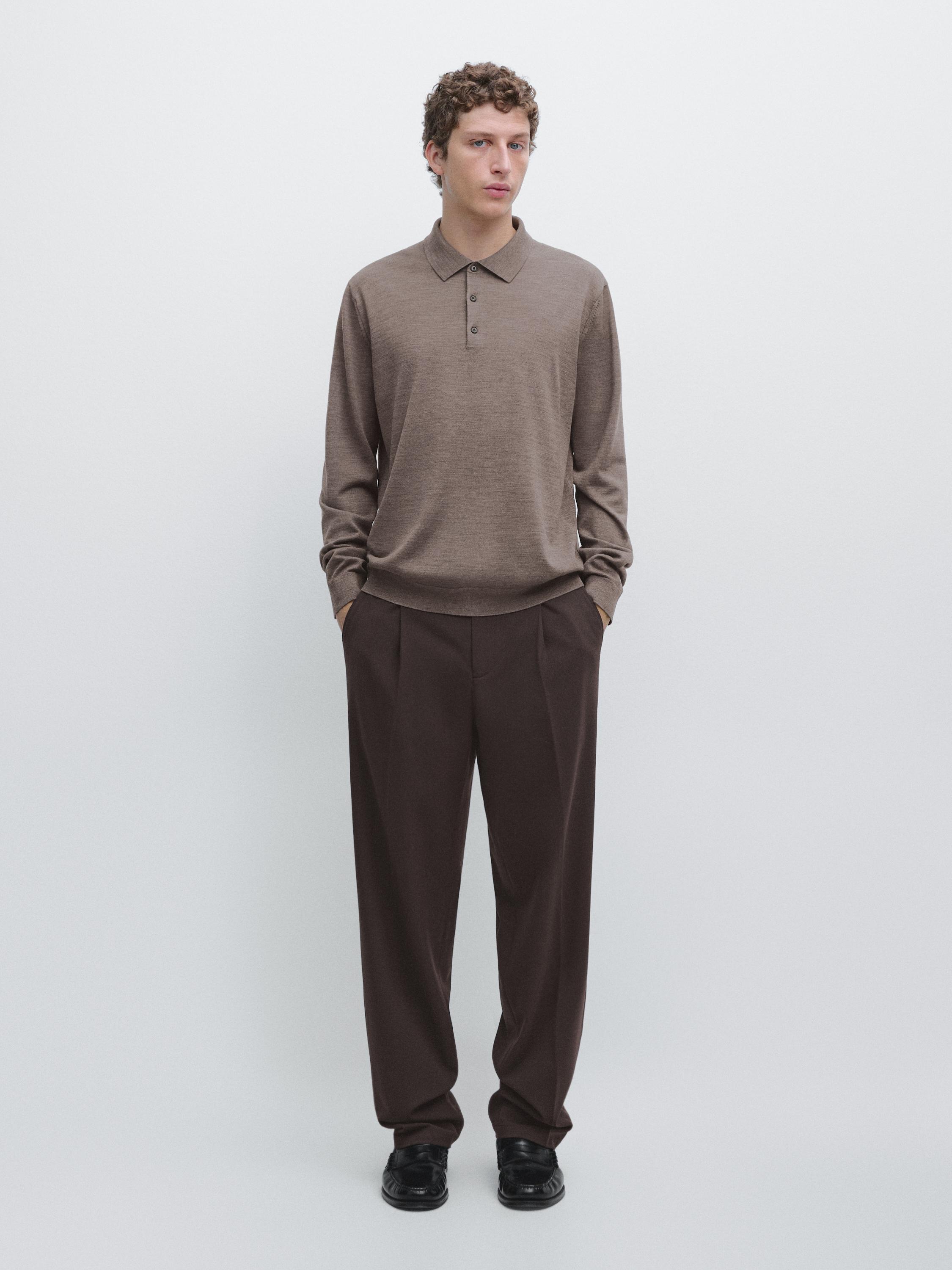 Completo composto da maglione marrone talpa con collo polo e pantaloni marrone scuro, entrambi con vestibilità ampia.