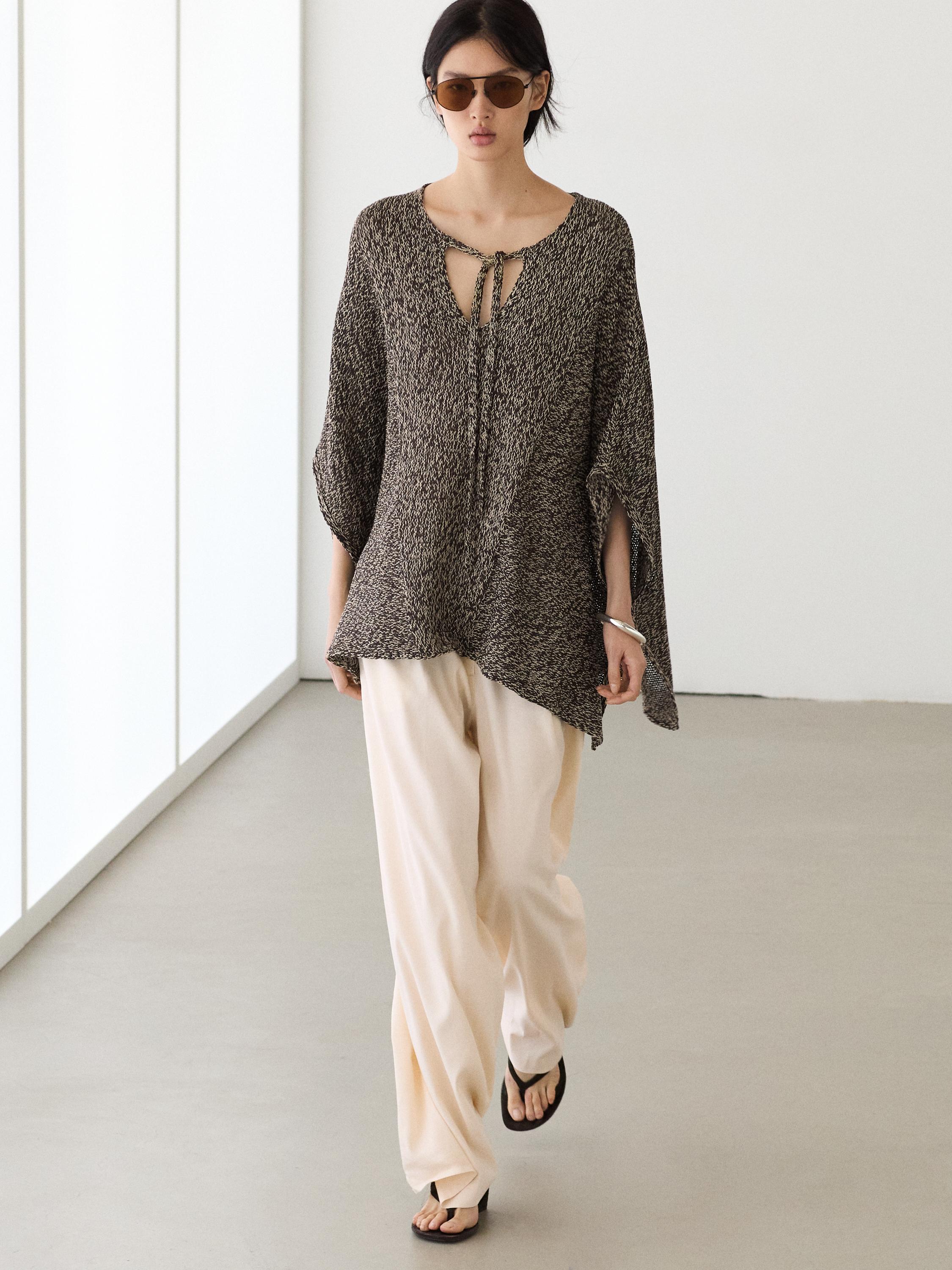 Stickad cape i bomullsblandning