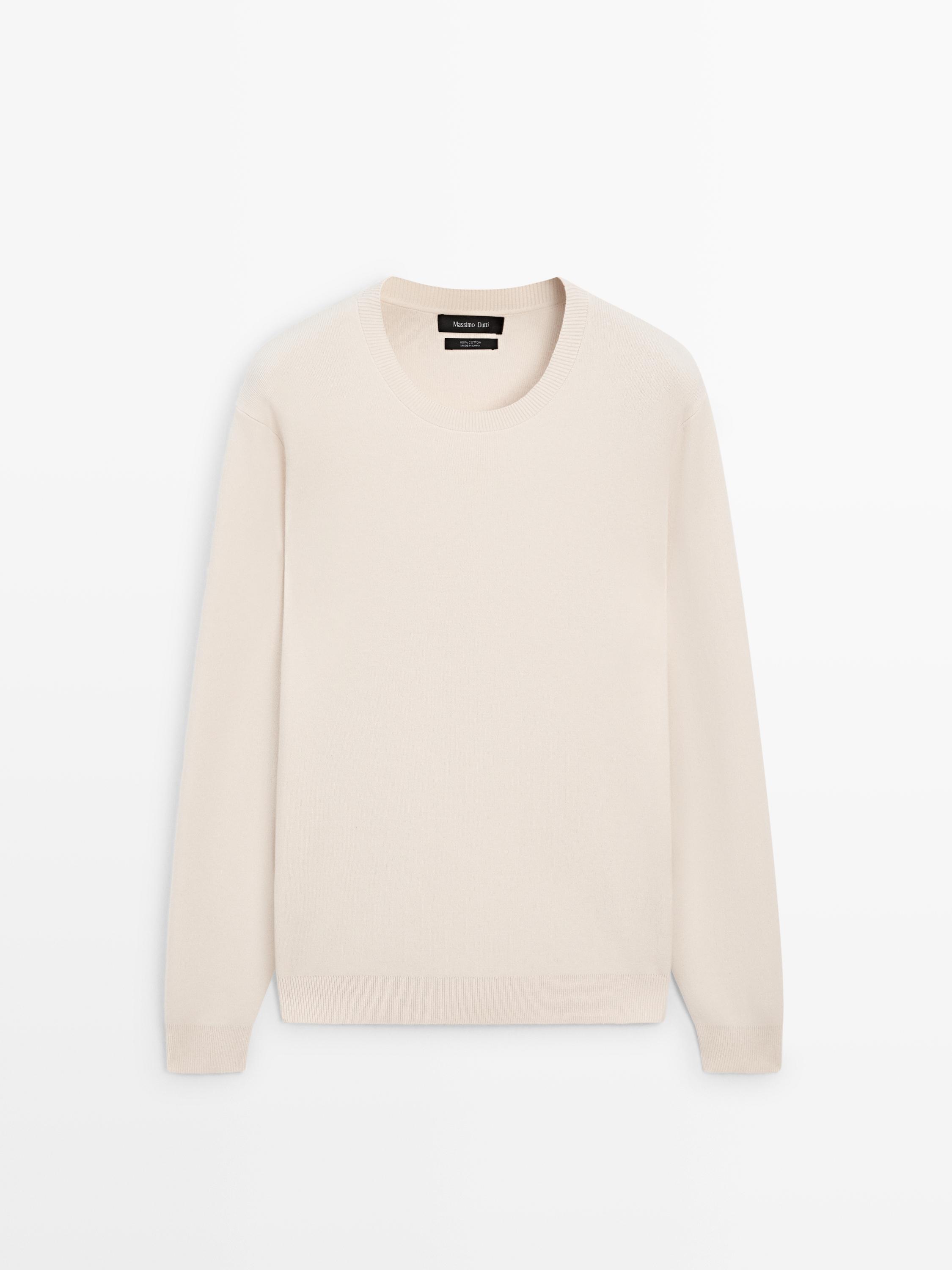 Priekšskats no priekšpuses uz bešu, adītu džemperi ar apaļu kakla izgriezumu un garām piedurknēm.