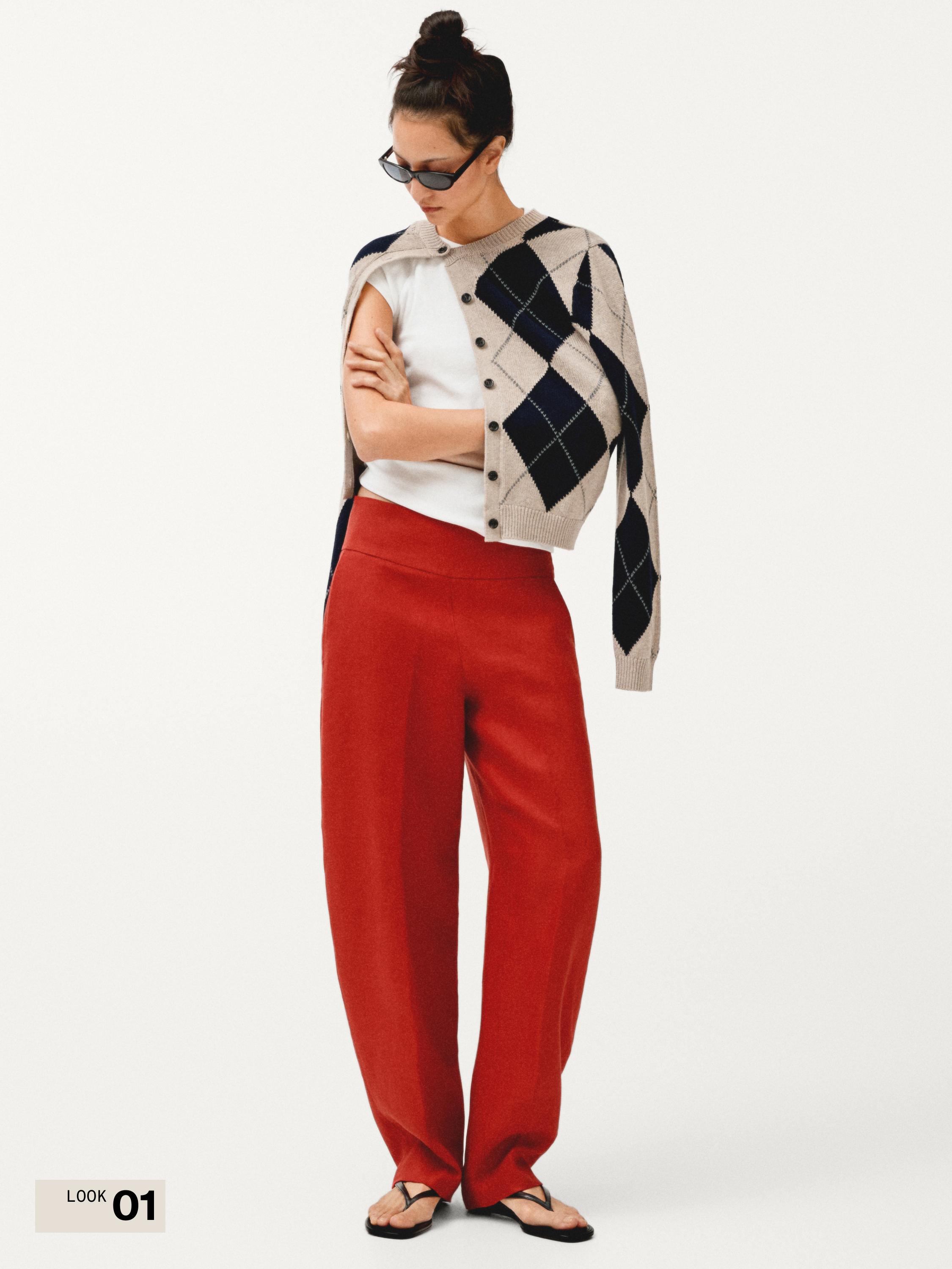 빨간색 바지, 흰색 티셔츠, 파란색과 검은색 마름모 무늬가 있는 베이지색 카디건 세트.
