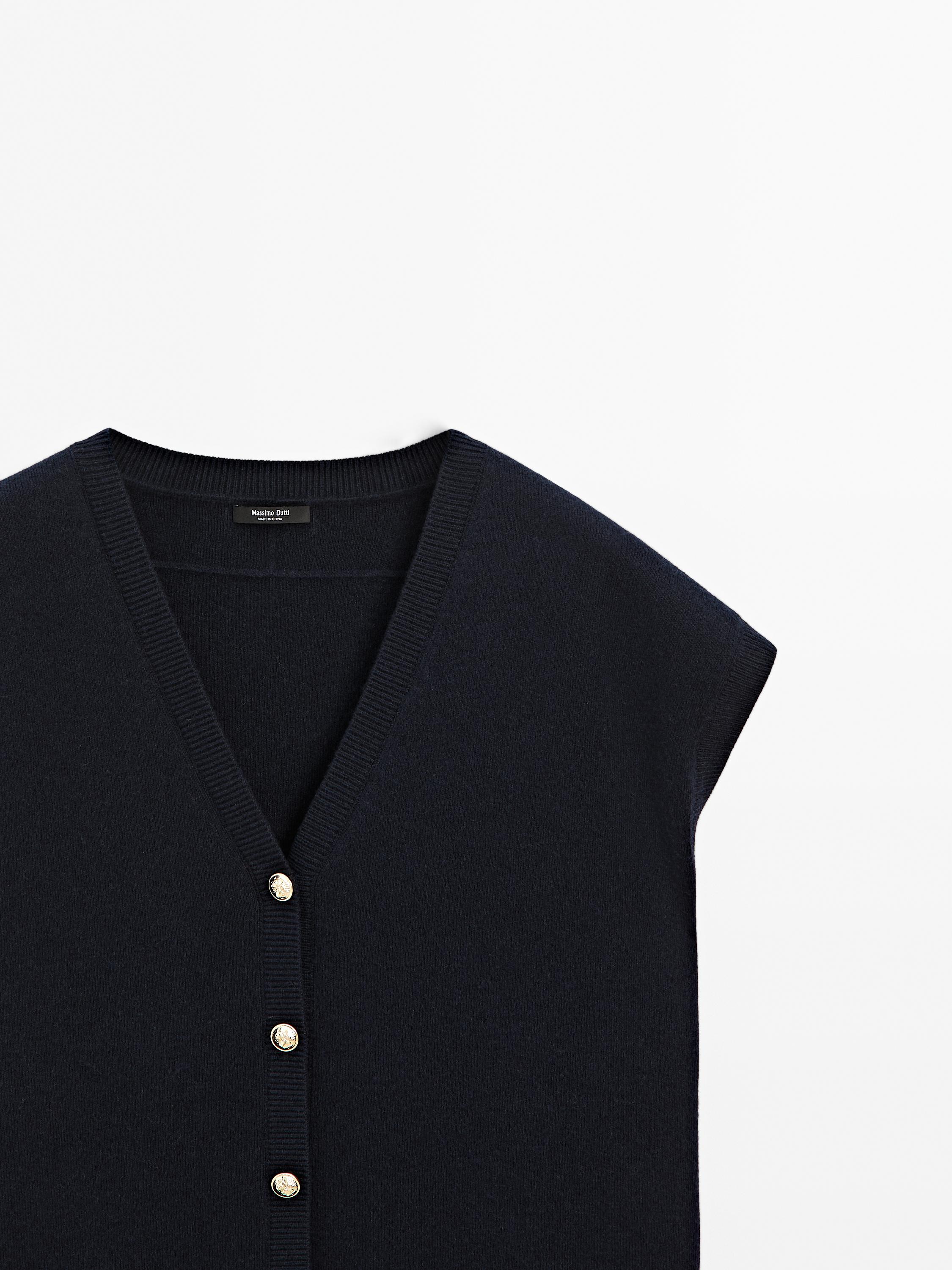 Knit vest with golden buttons