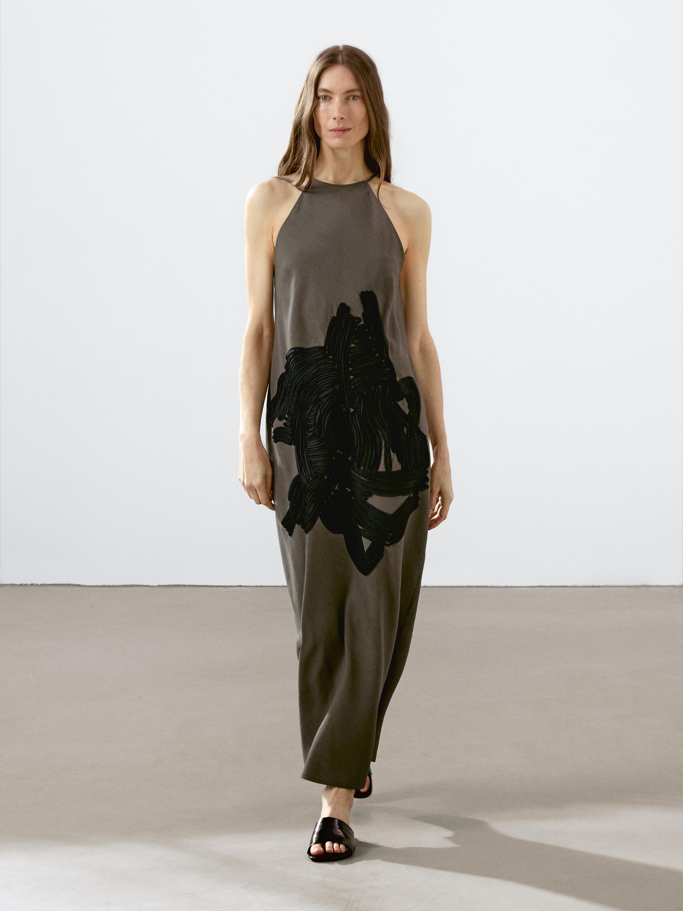 فستان طويل بأشرطة متباينة