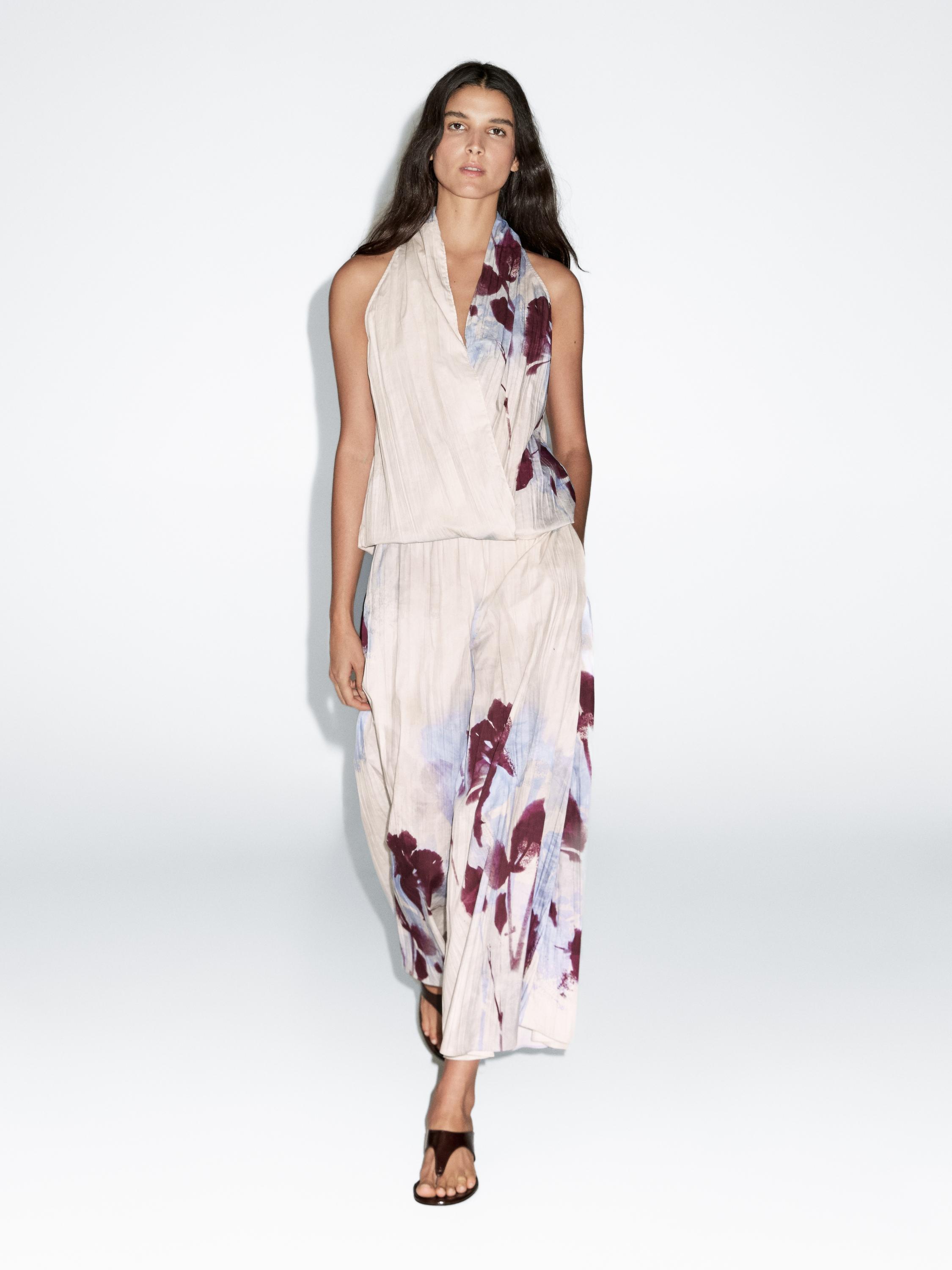 طقم توب بدون أكمام وبنطلون واسع بنقشة زهور بألوان خمري وأزرق فاتح.