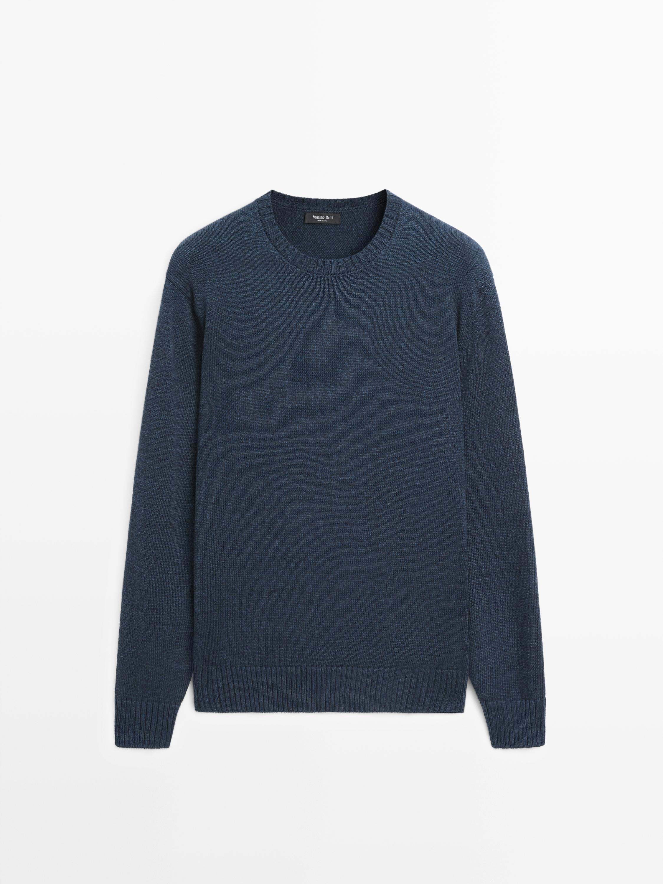 Vue de face d'un pull bleu marine en maille avec col rond et manches longues.