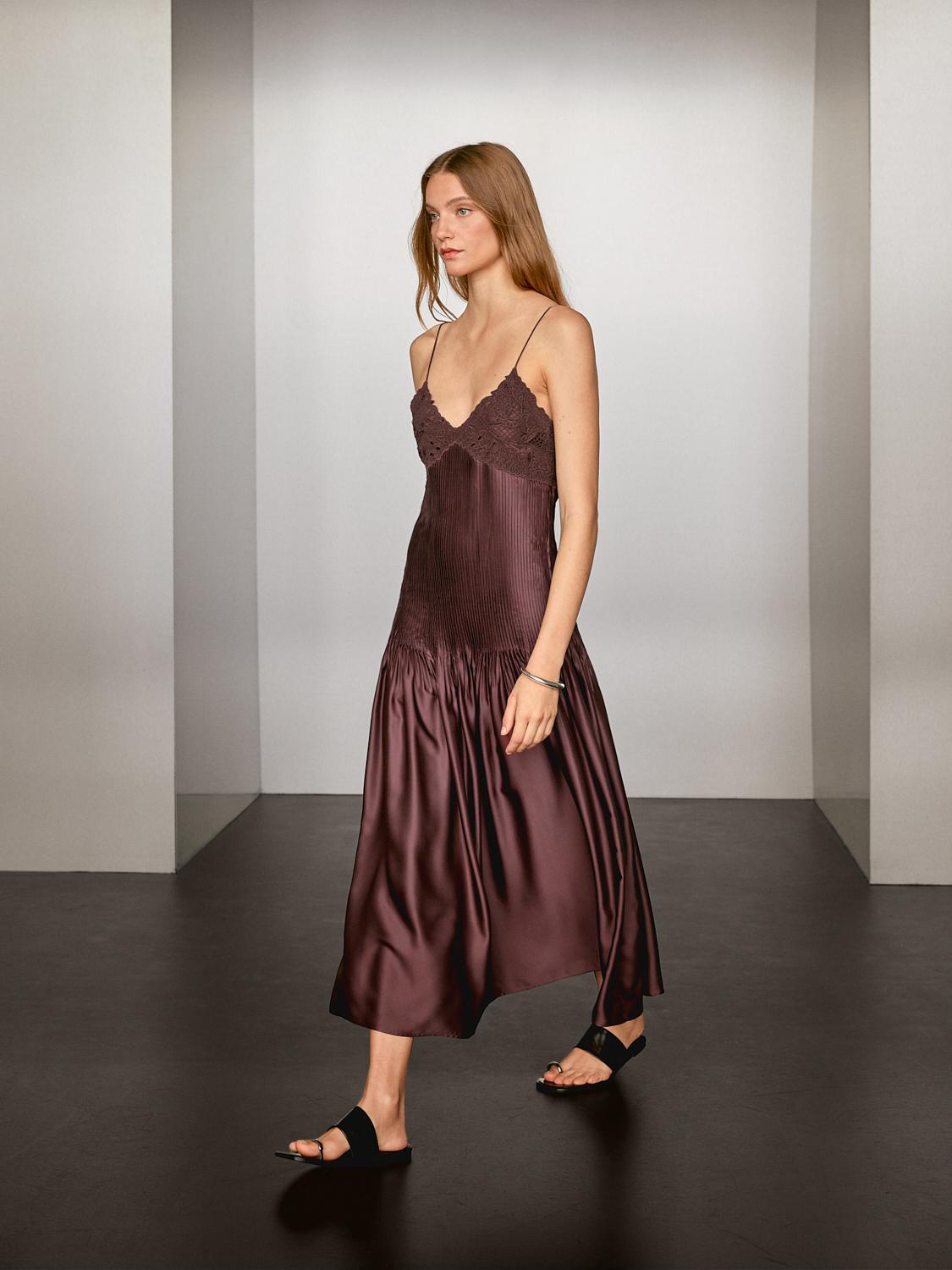 Robe midi fluide satinée à bretelles