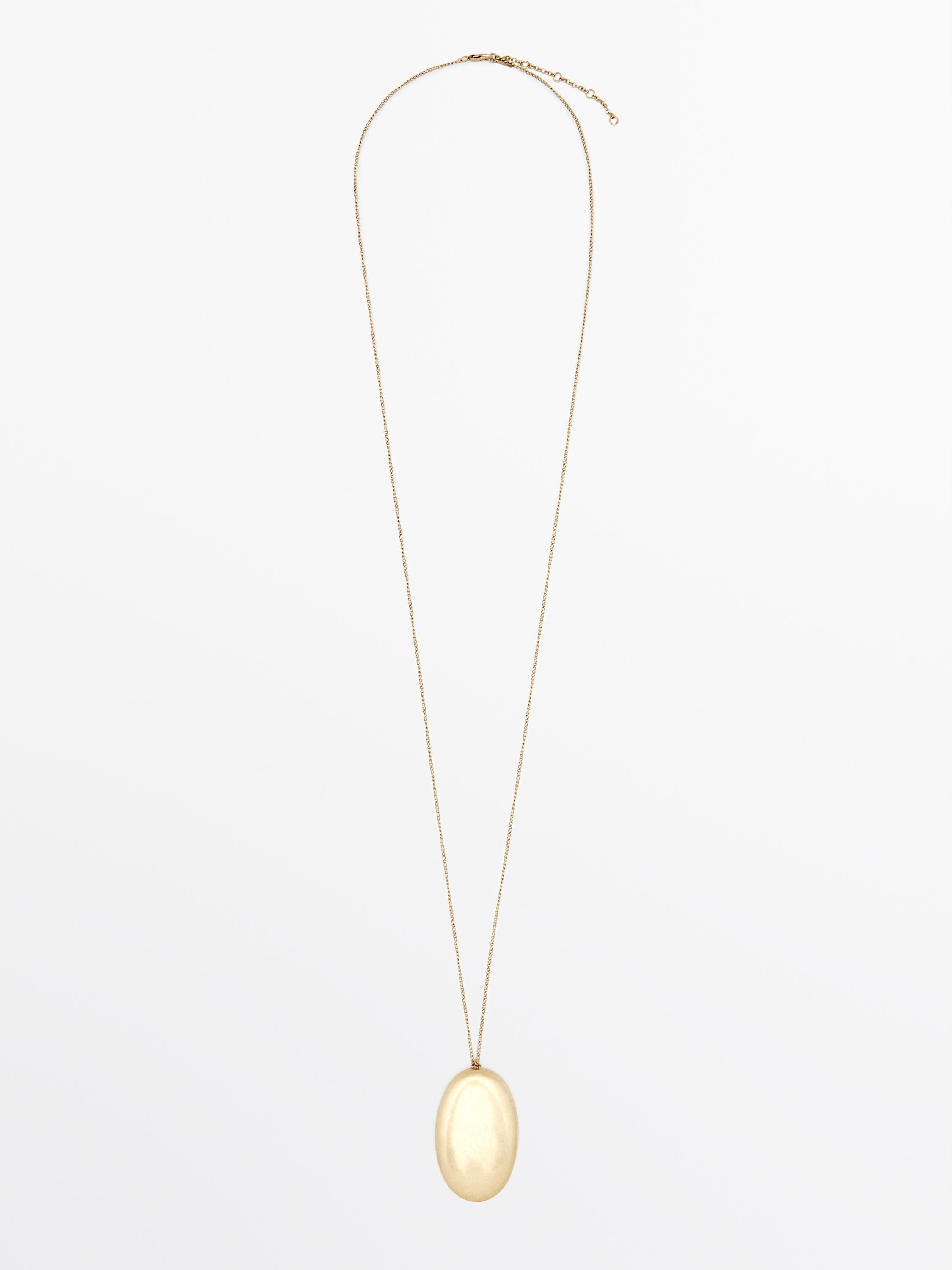 Vista frontal de collar dorado con colgante ovalado.