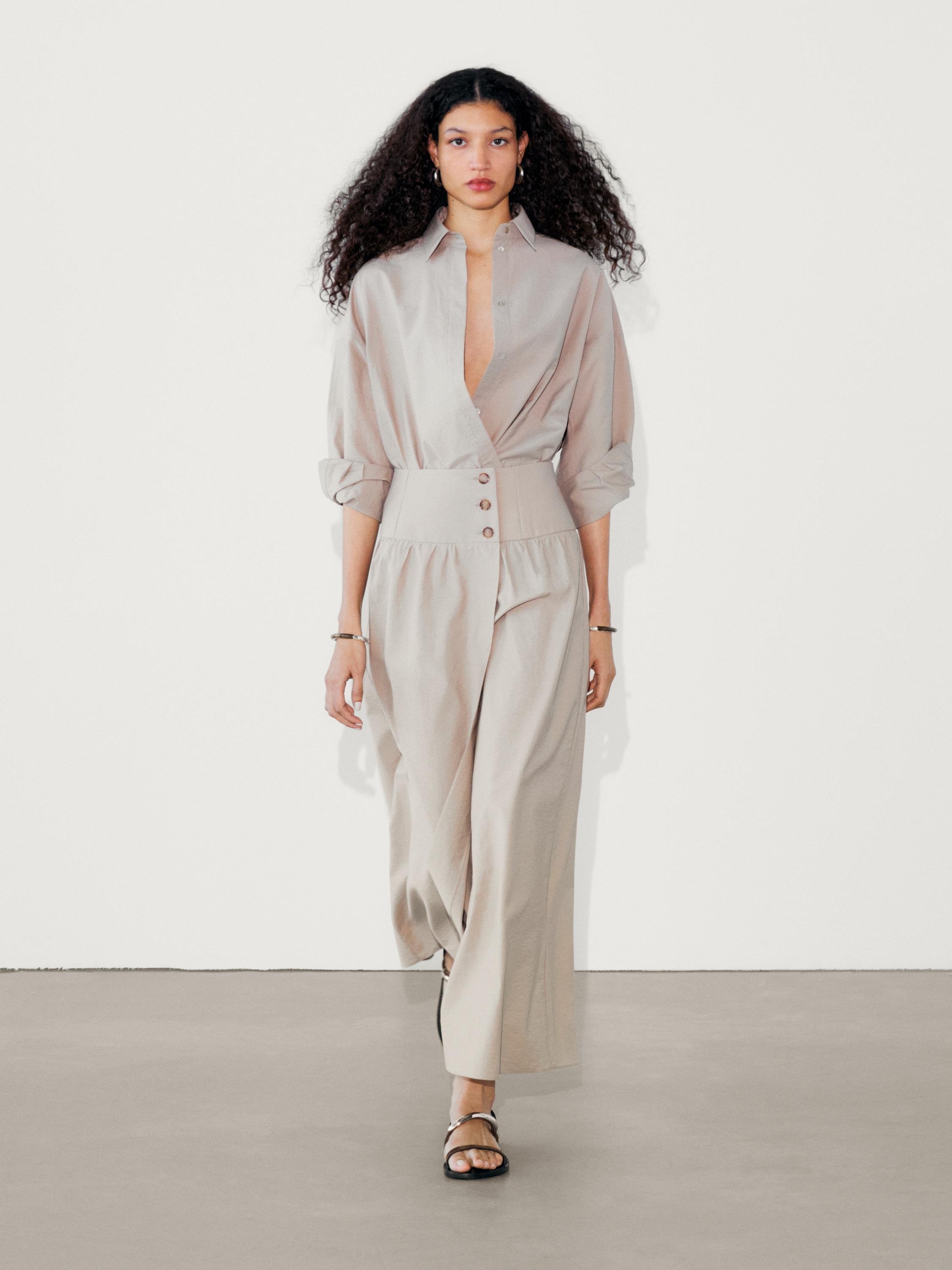 Ensemble beige composé d'un chemisier boutonné et d'un pantalon large assorti