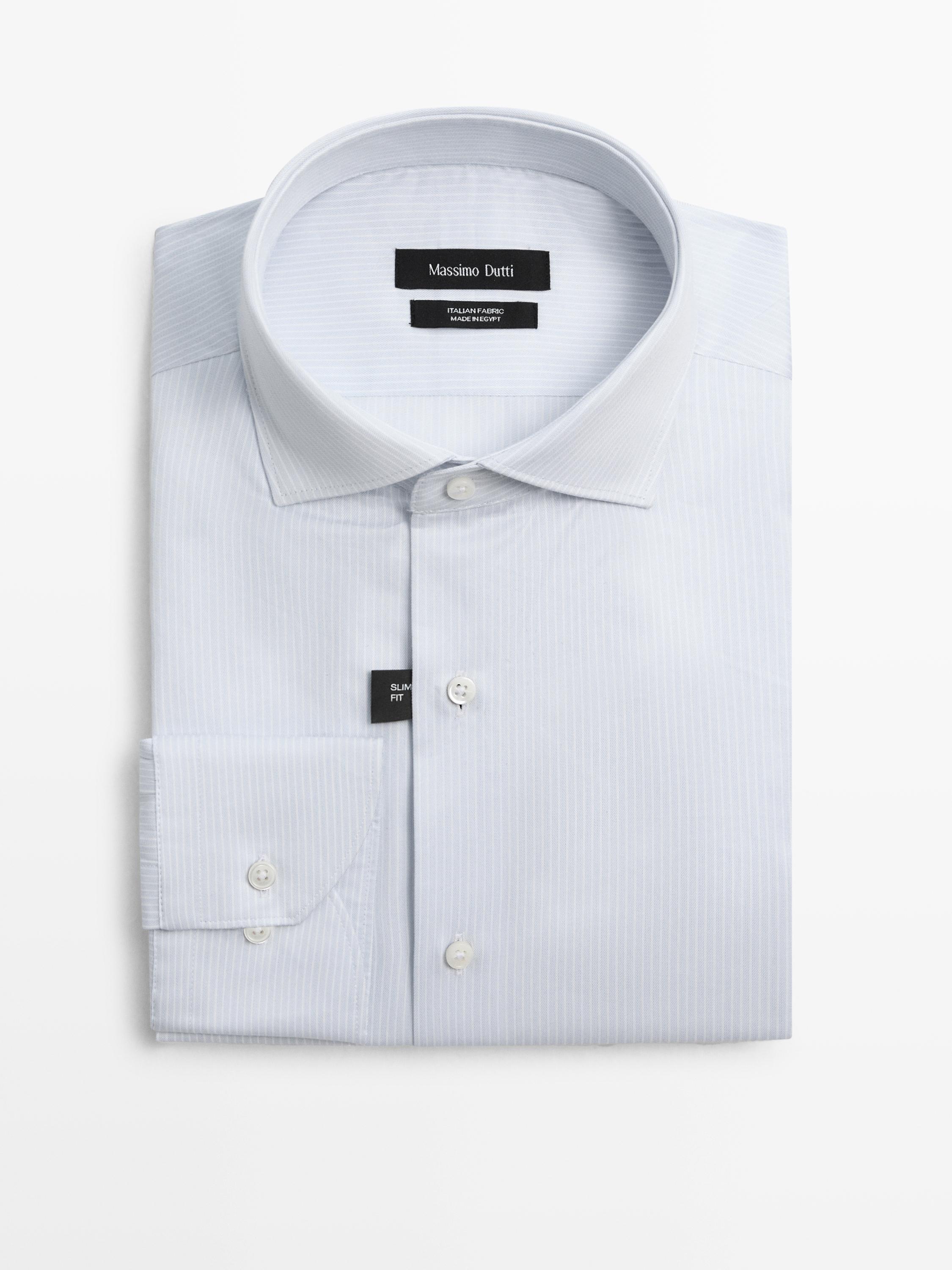 Vorderansicht eines hellblauen, langärmeligen Slim-Fit-Hemdes mit klassischem Kragen und Knopfleiste in der Mitte. Sichtbarer Text: „Massimo Dutti“.