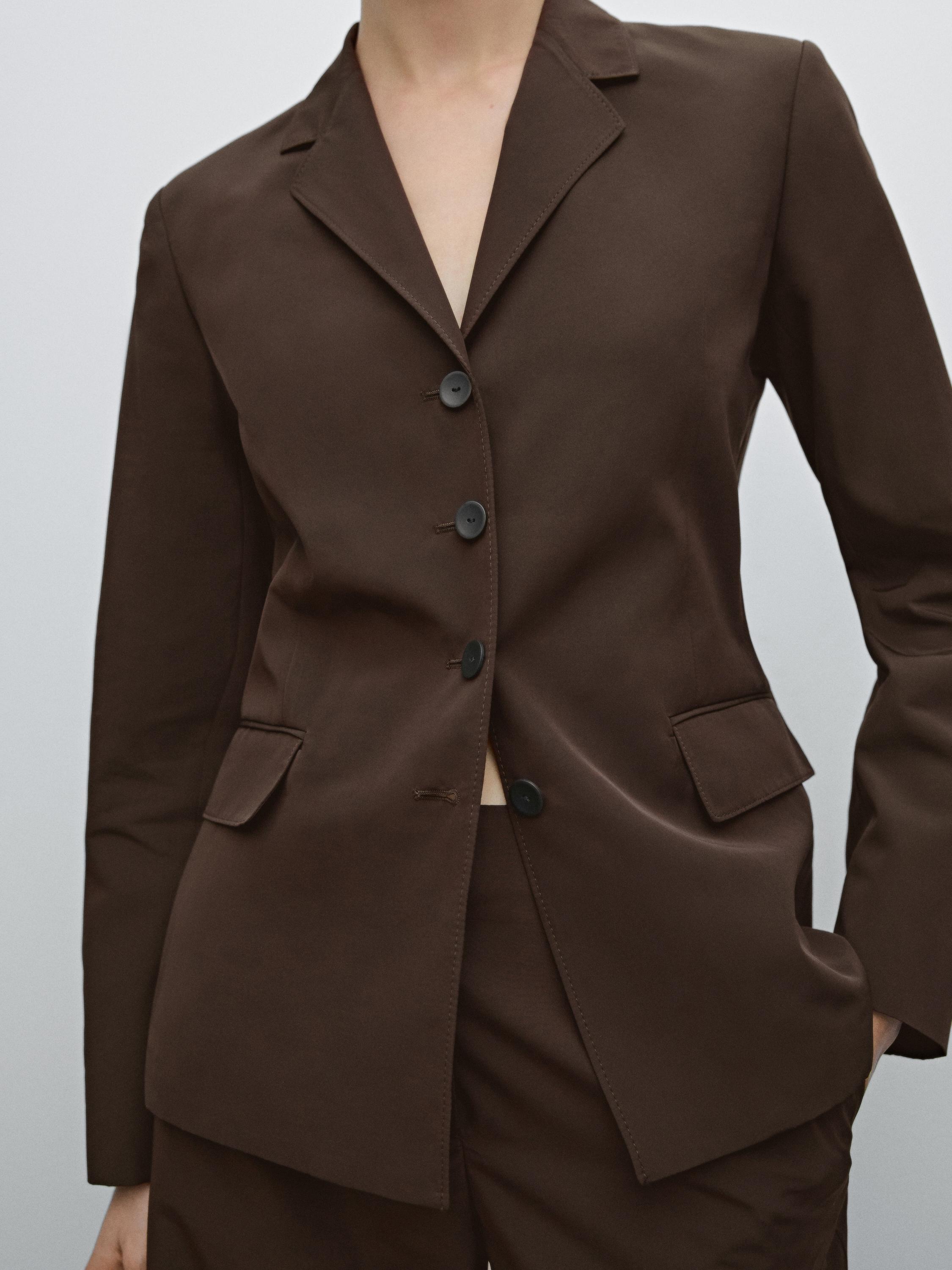 Cropped buttoned blazer