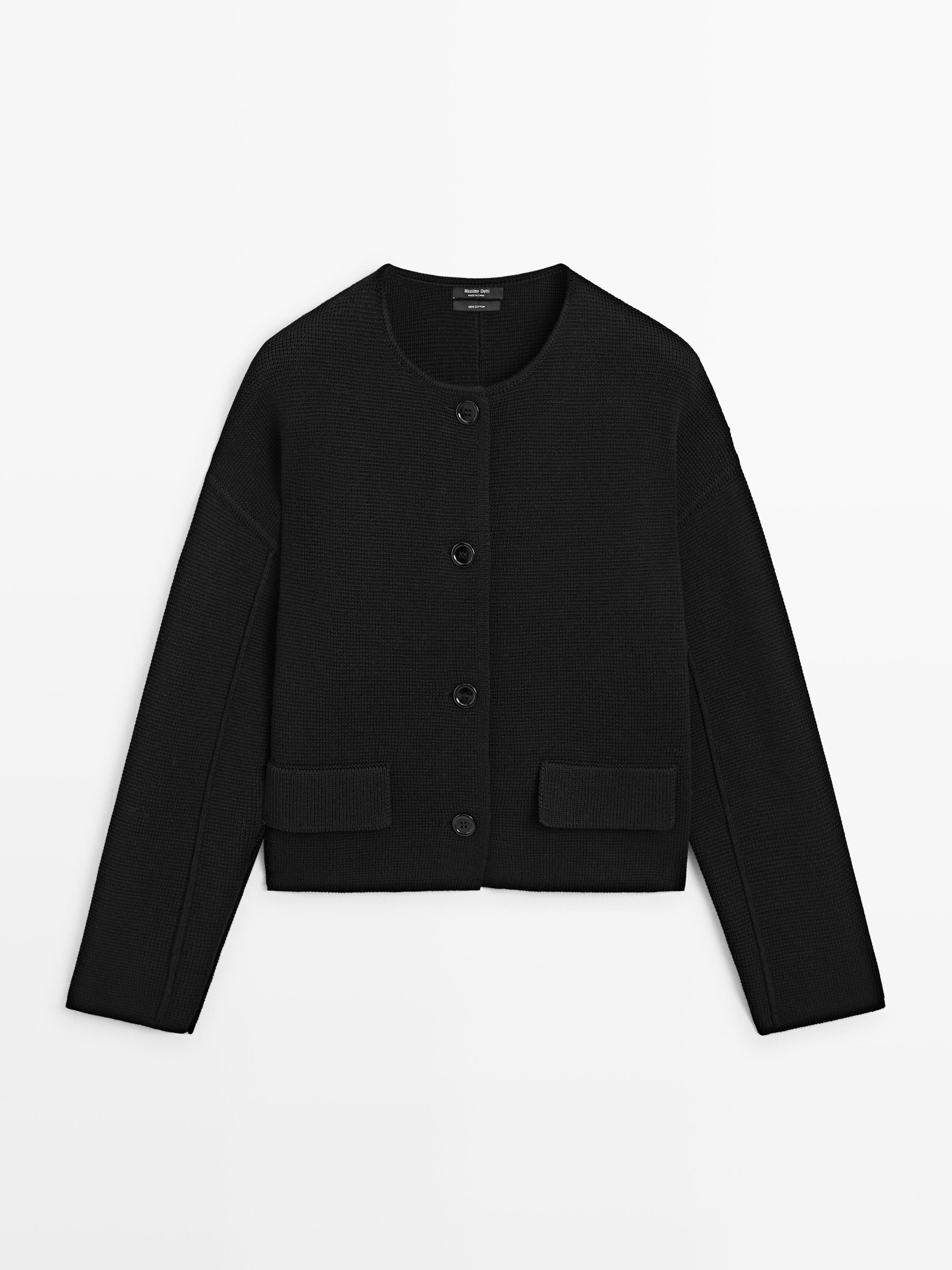 منظر أمامي لكارديجان أسود بياقة مستديرة، وأزرار مركزية، وجيوب أمامية بغطاء.