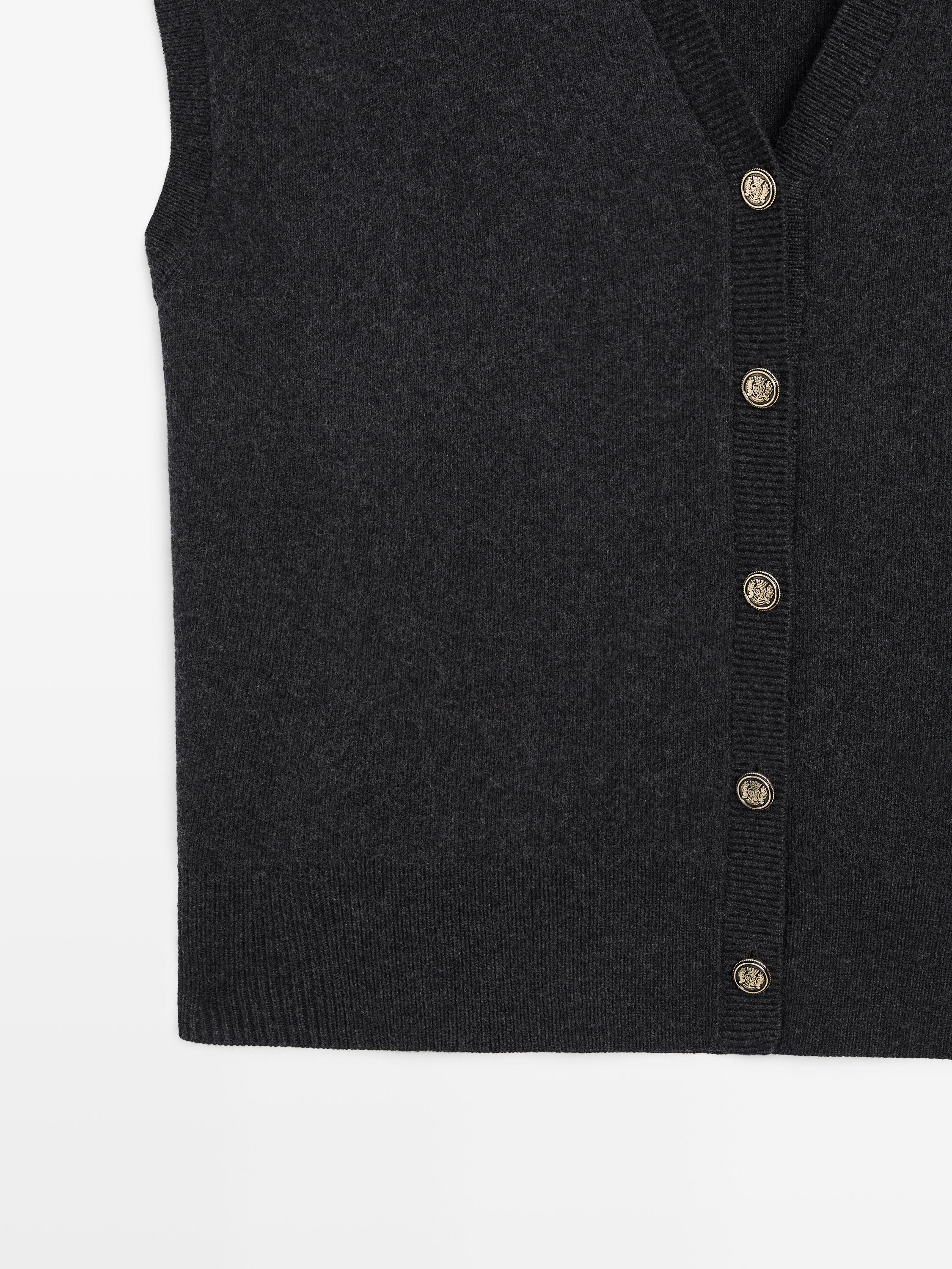 Knit vest with golden buttons