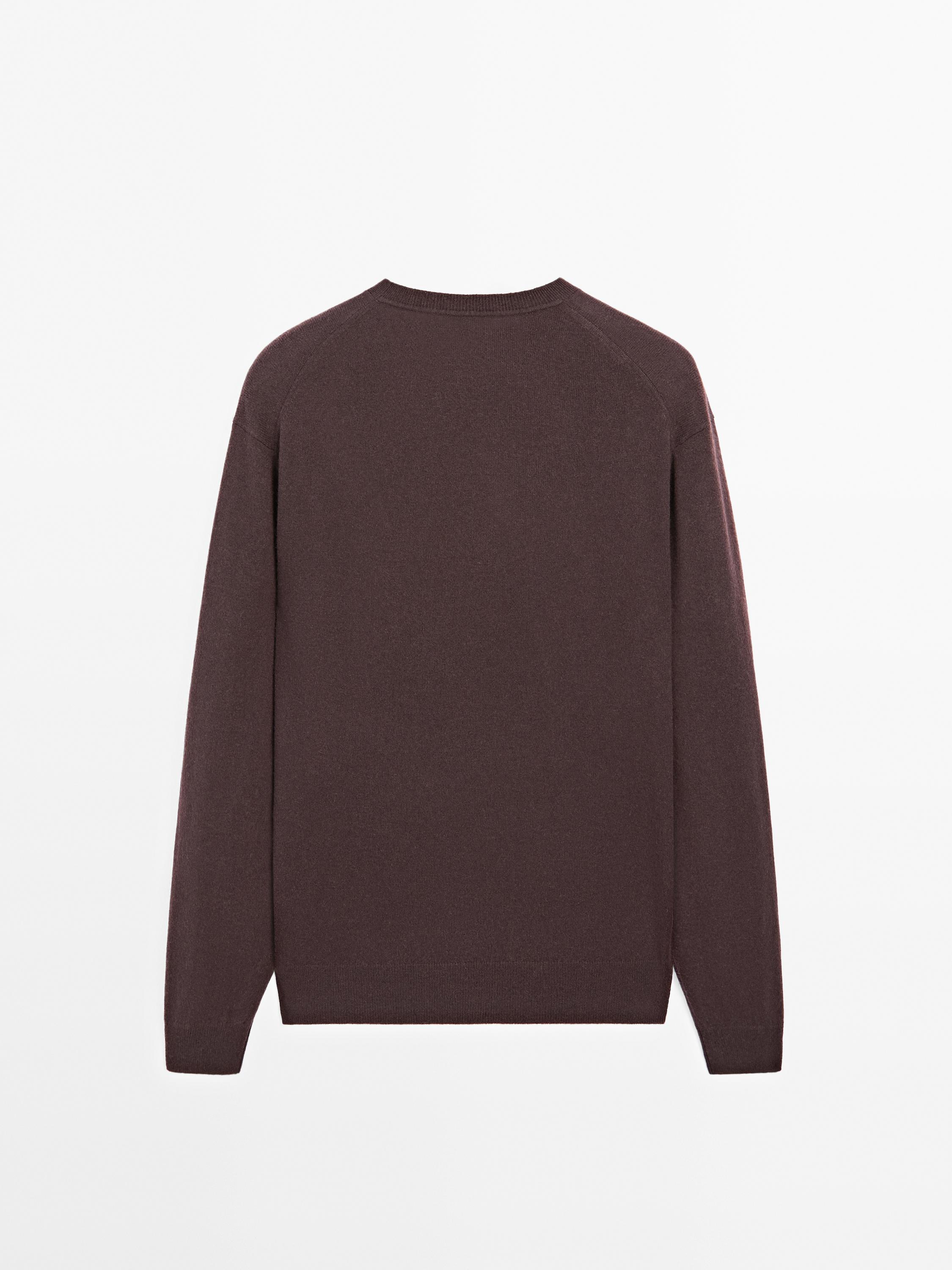 Cashmere knit sweater with a crew neck