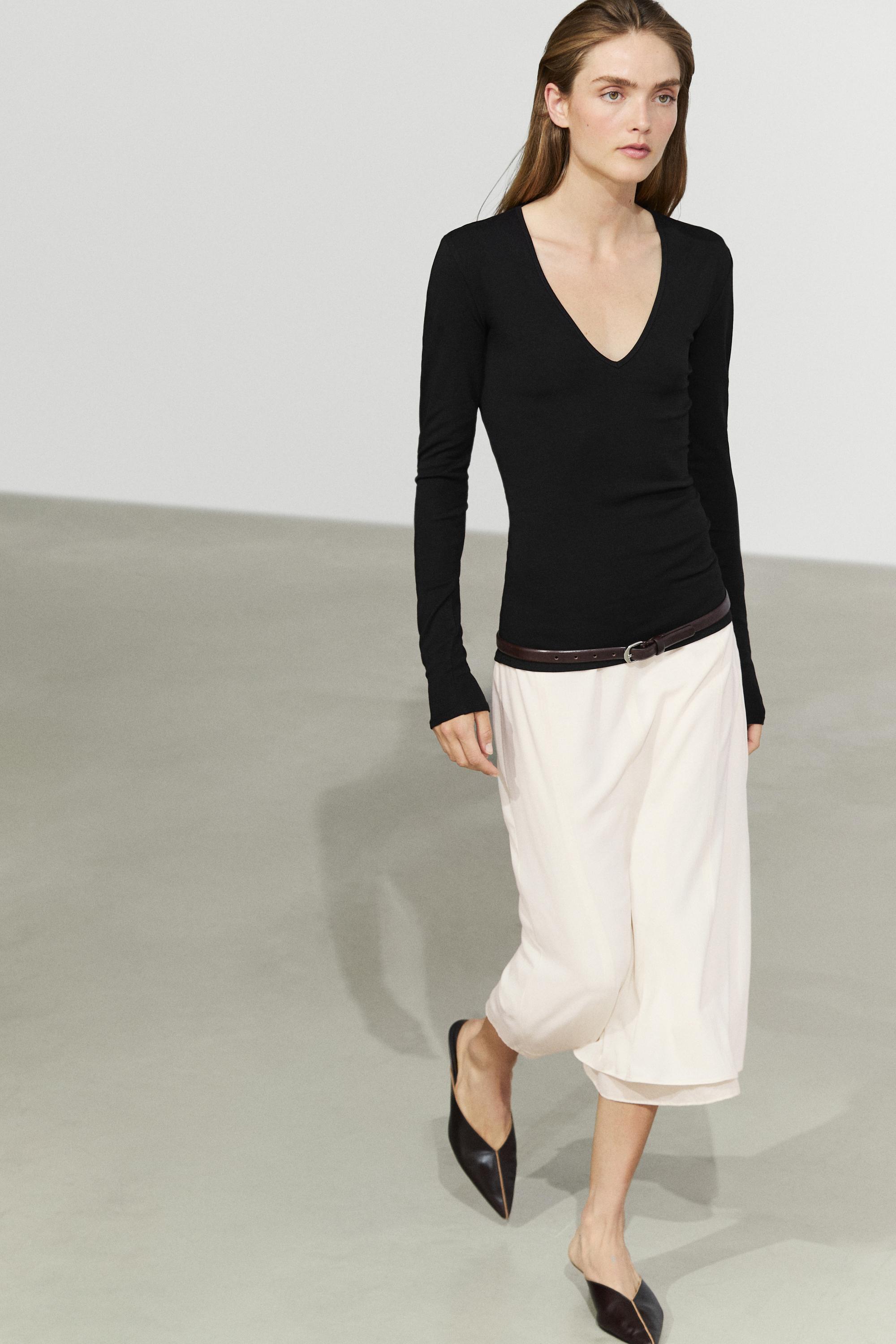 Long sleeve V-neck T-shirt — BLACK