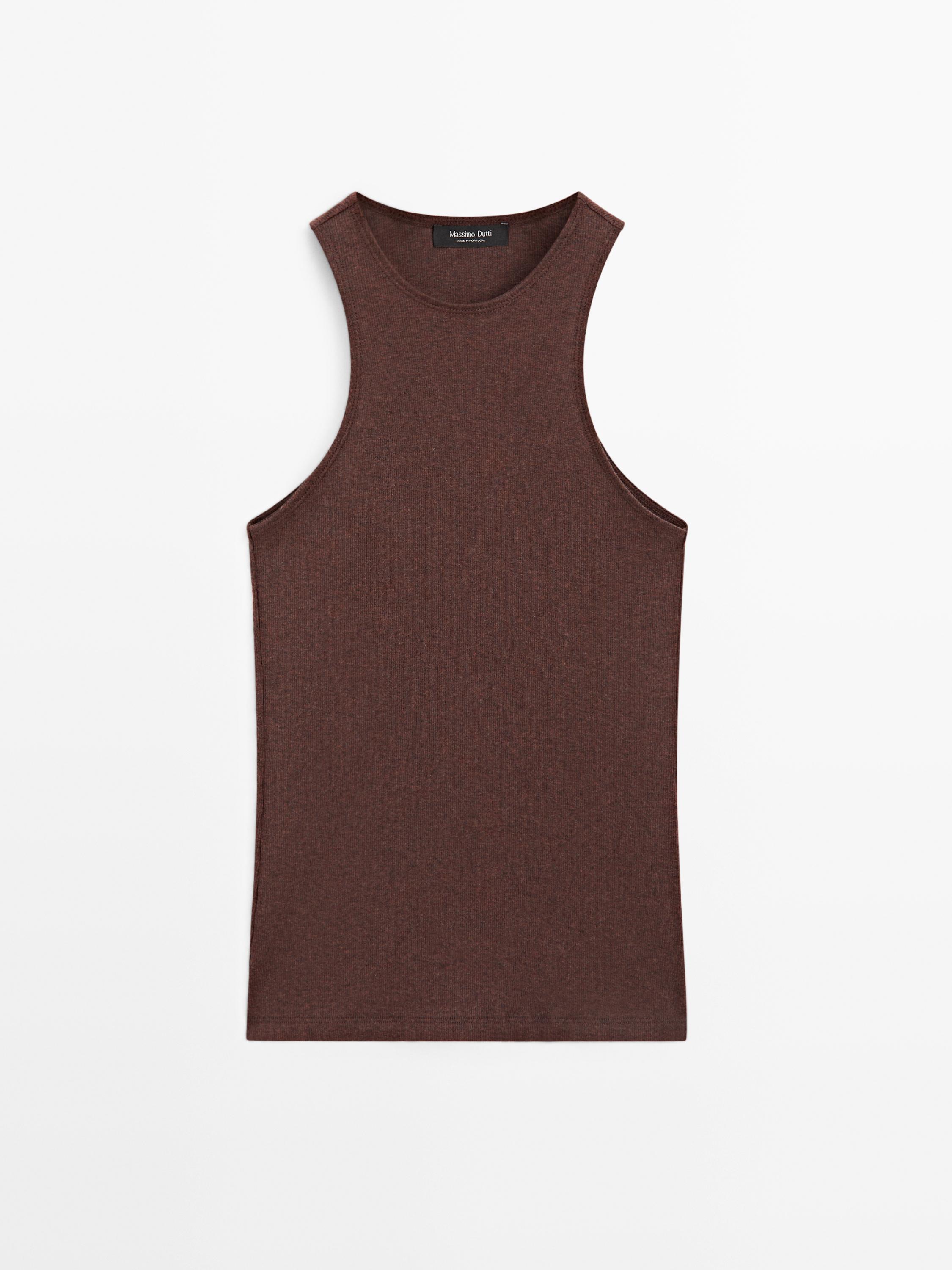 Vue frontale d'un débardeur marron chiné, coupe droite et col rond.