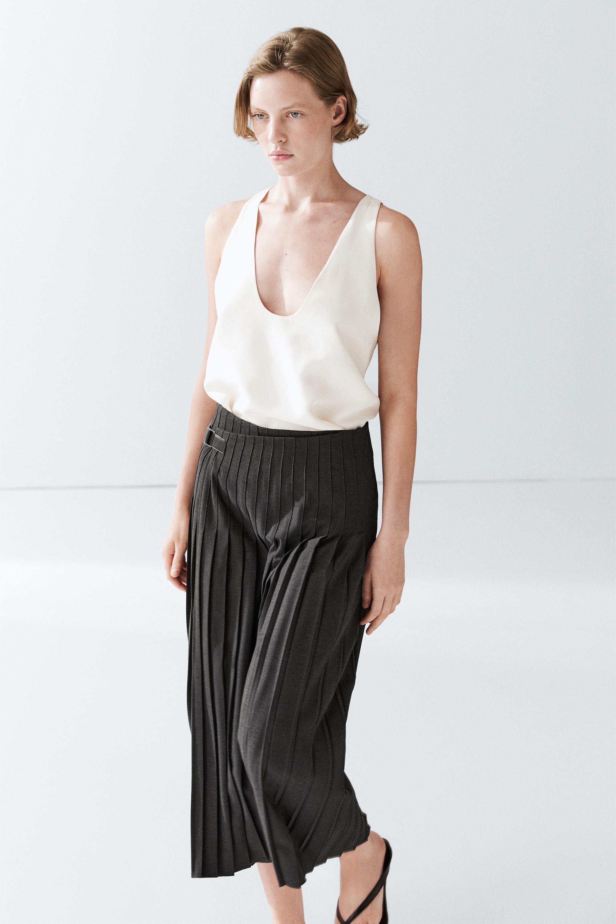 Pleated midi skirt with appliqué — GREY