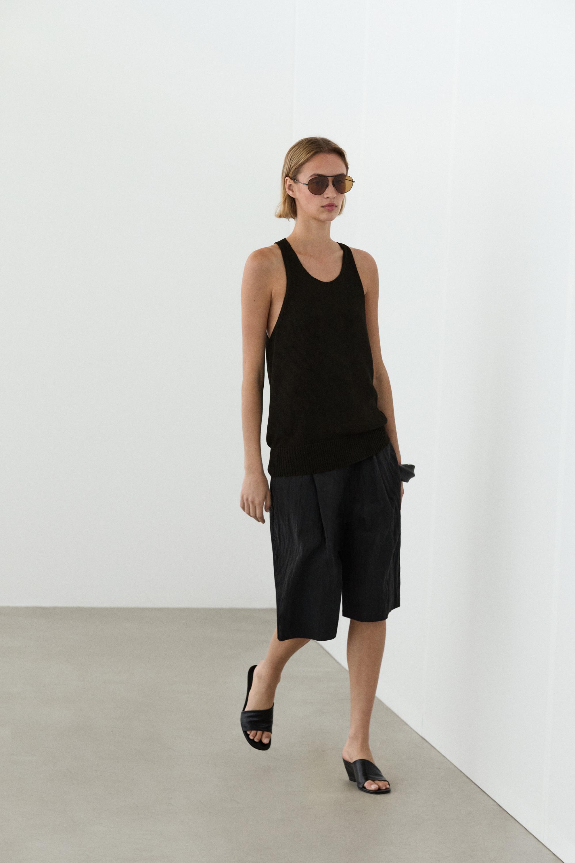 Sleeveless knit halter top — BLACK