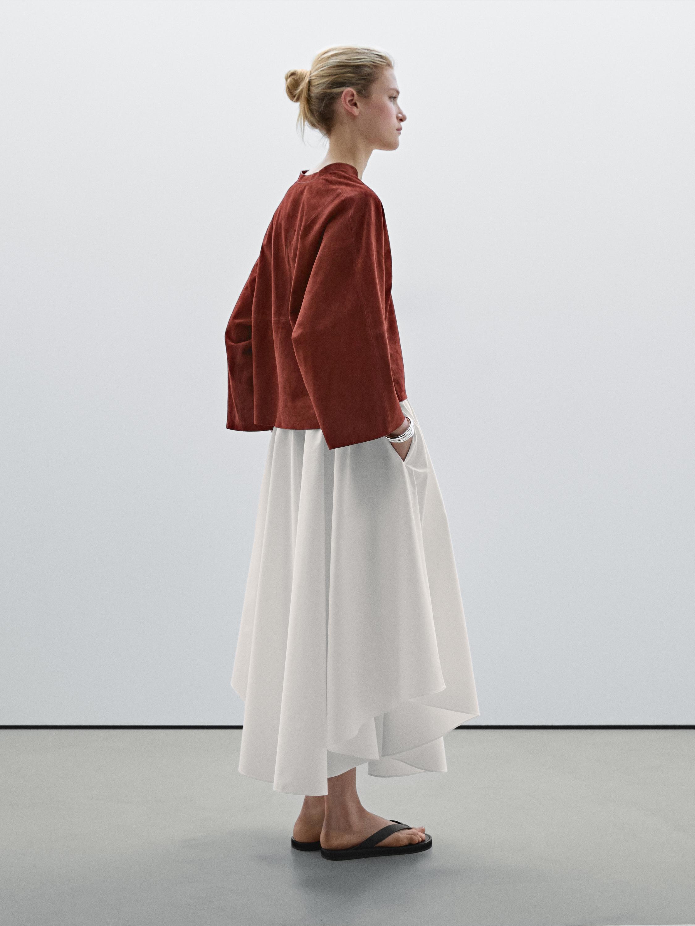 Ensemble veste marron et jupe longue blanche, vue latérale.