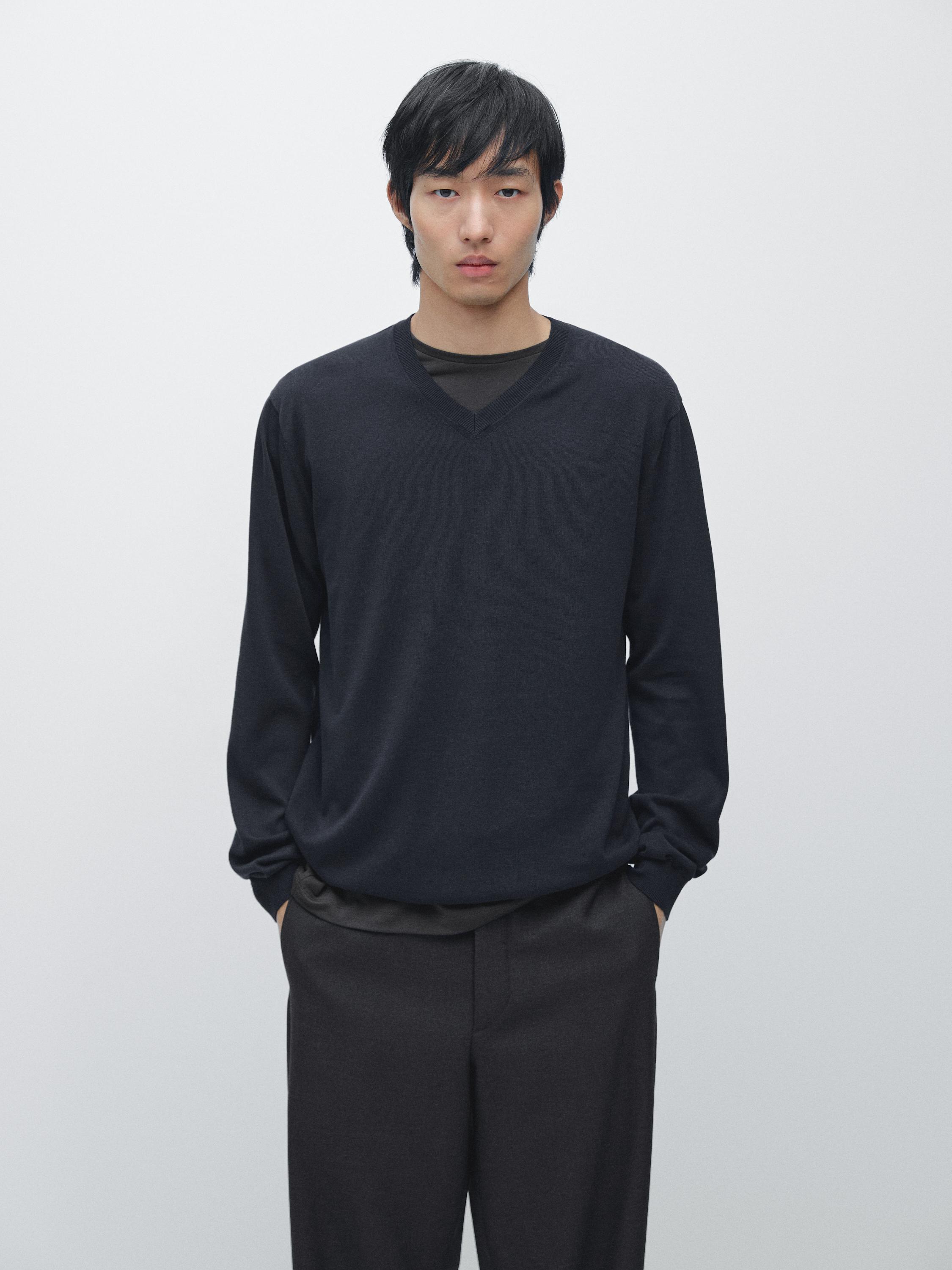 Cotton blend V-neck knit sweater — NAVY BLUE