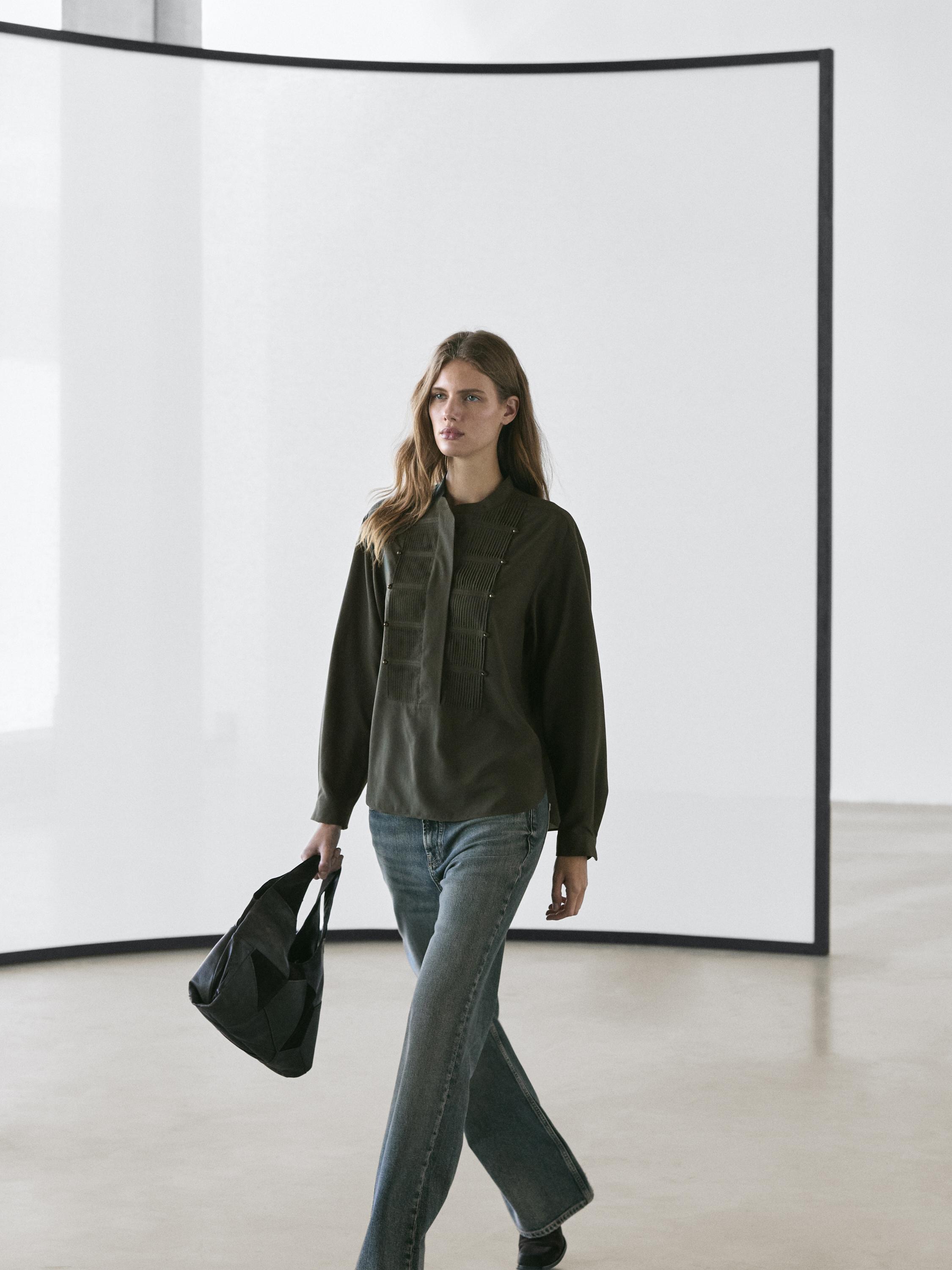 قميص بثنيات تزيينية وياقة قائمة