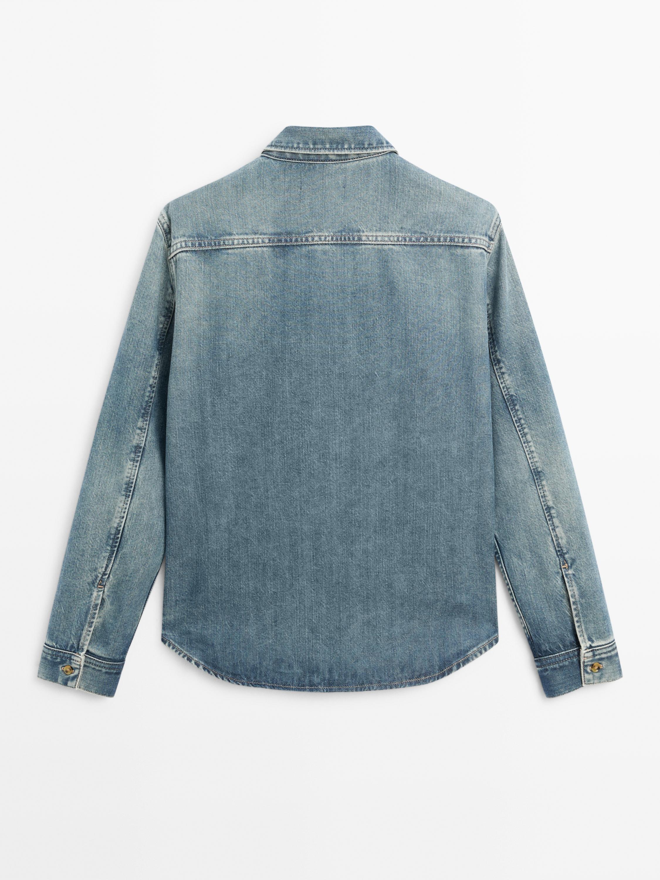 Loose-fitting denim shirt with pockets