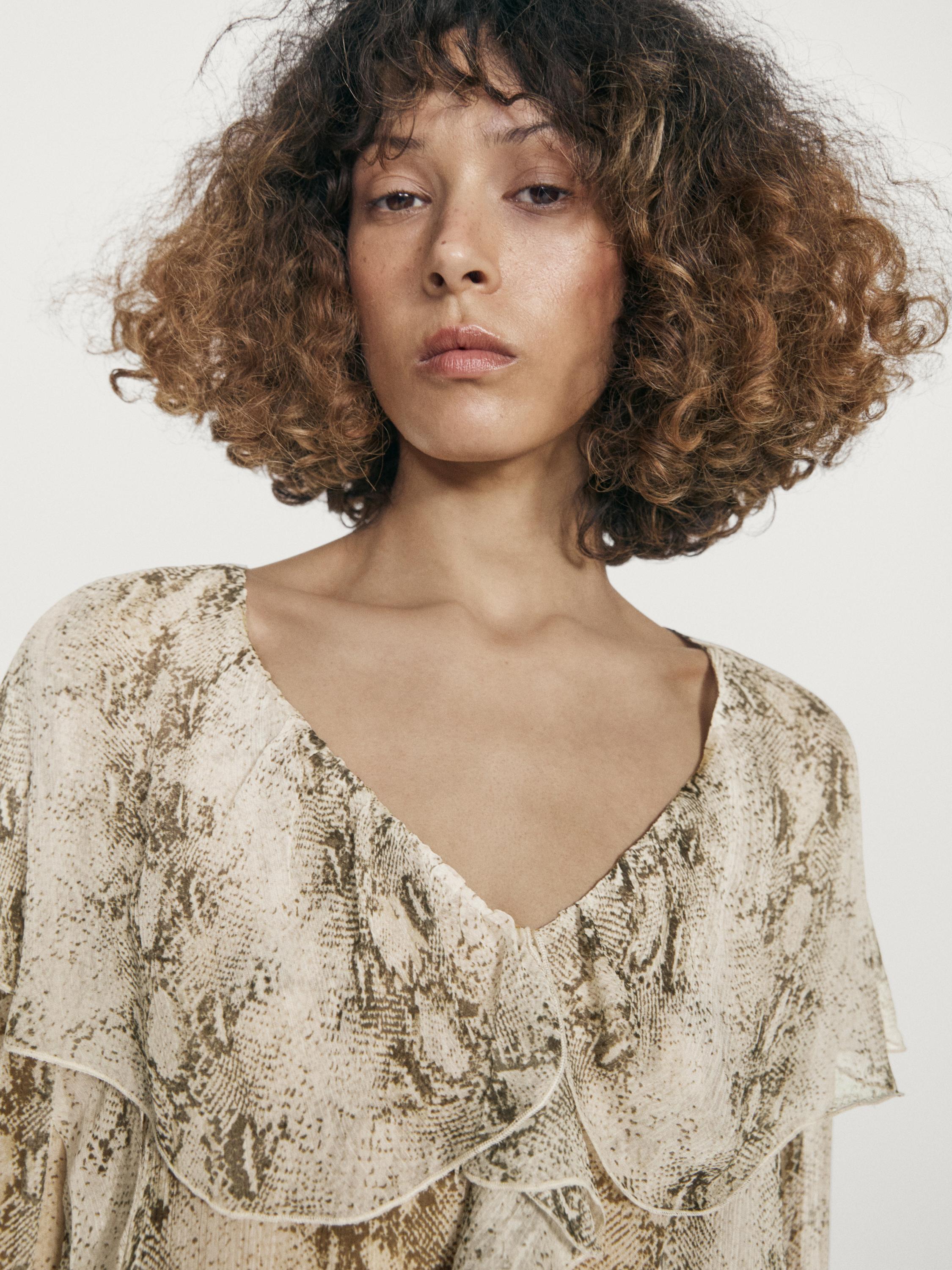 Bluse in Schlangenhautoptik mit Volants