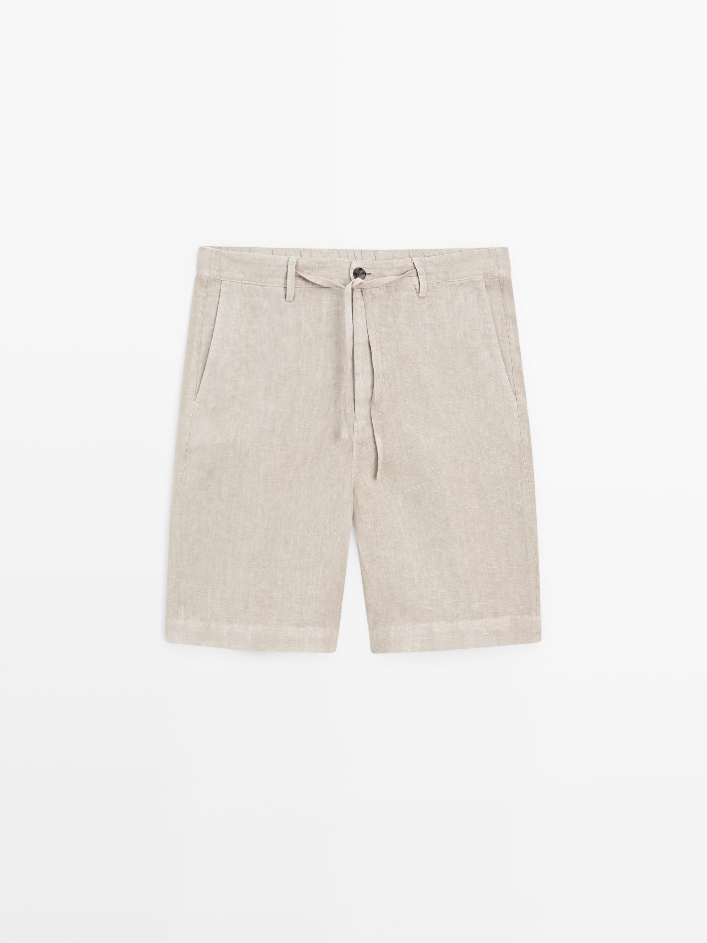 منظر أمامي لشورت برمودا بلون المنك مع جيوب جانبية، حزام خصر برباط وزر.