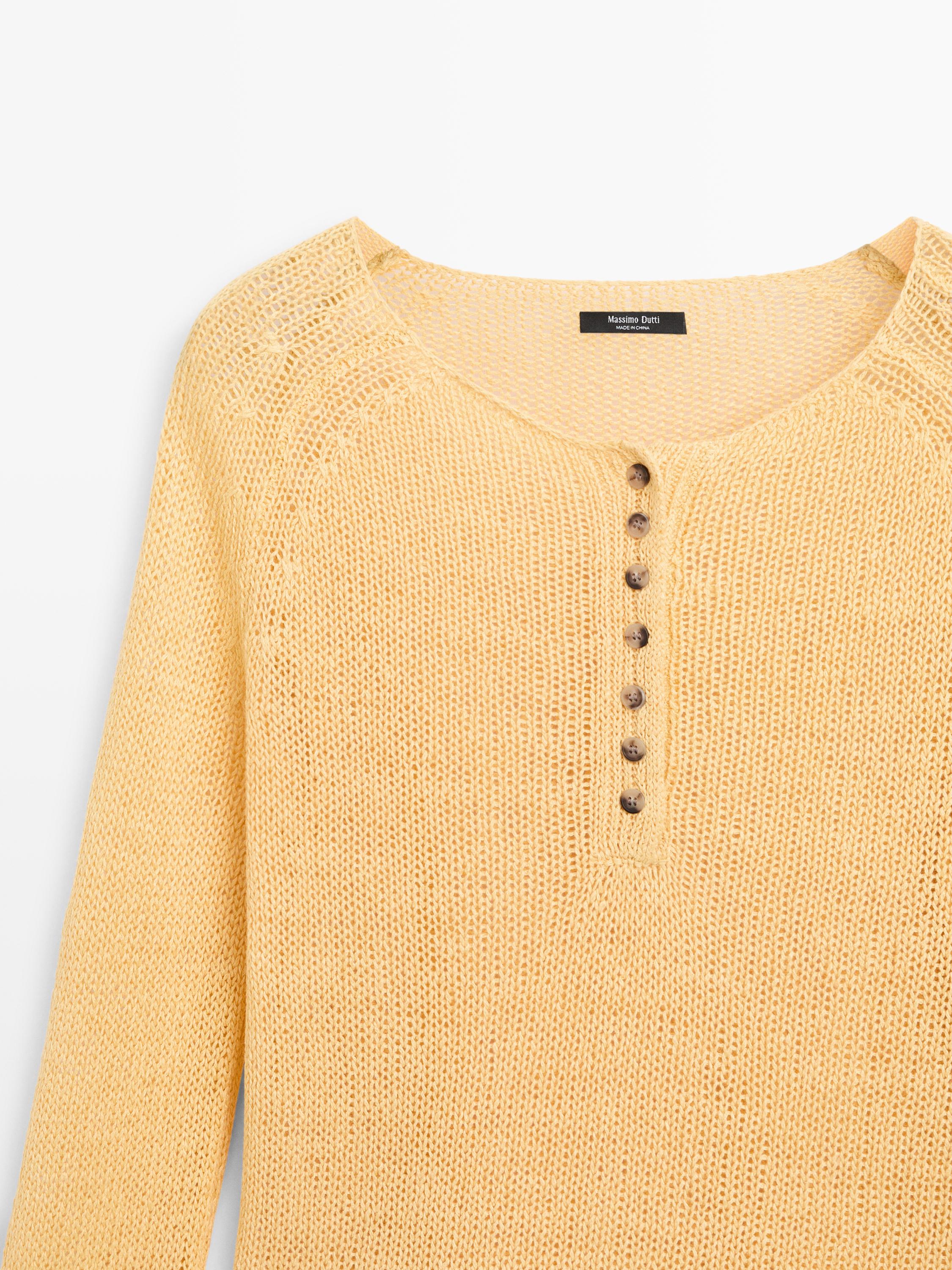 Áo len đan với chi tiết cổ áo