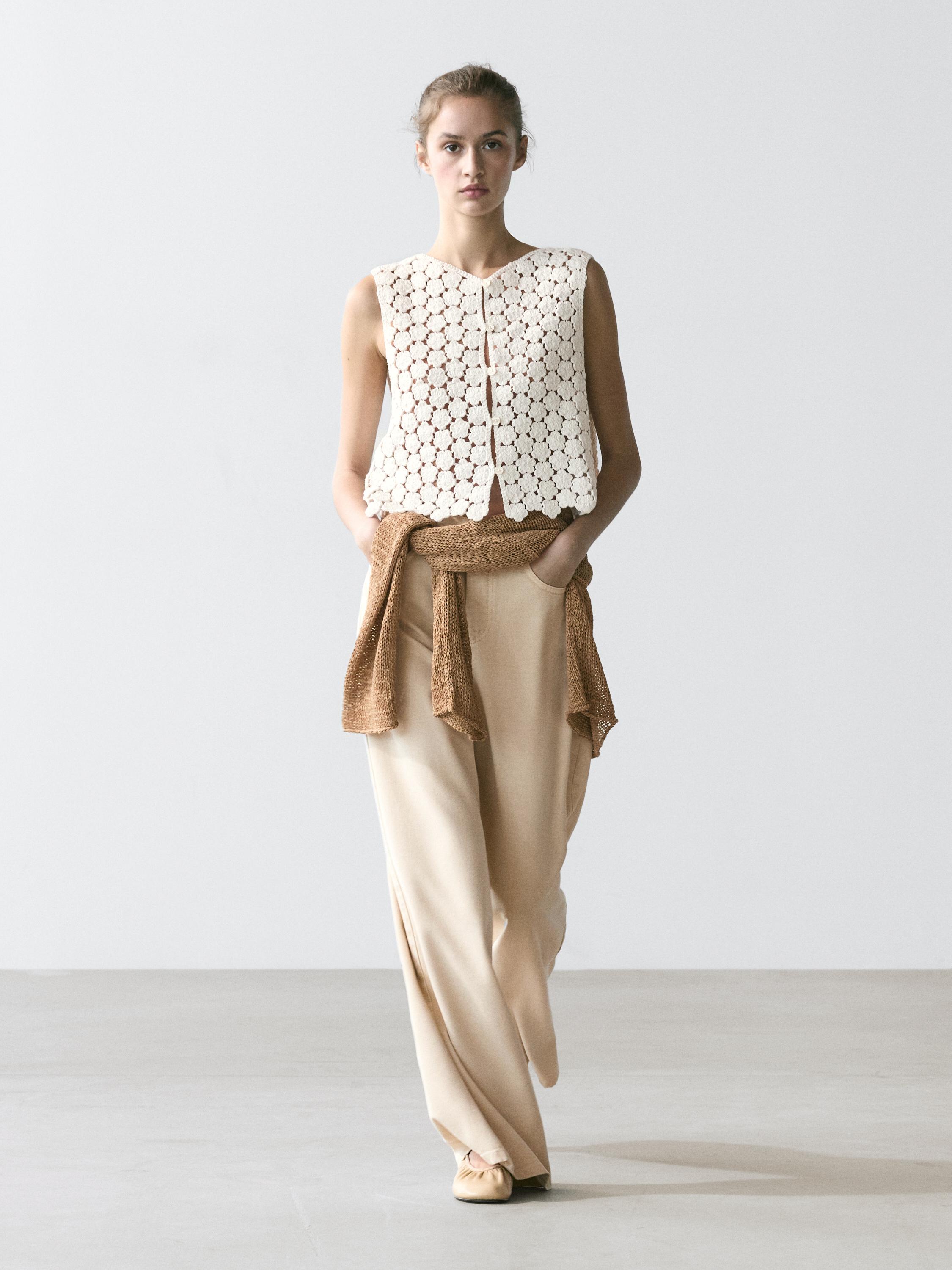 Heklet bomullsvest med blomsterdetaljer