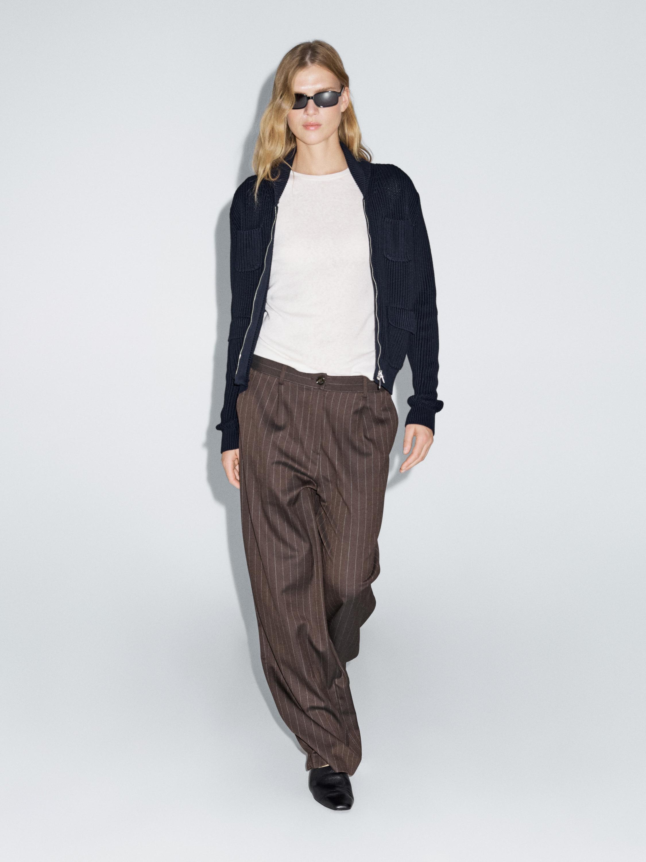 Finstripet bukse med brede ben