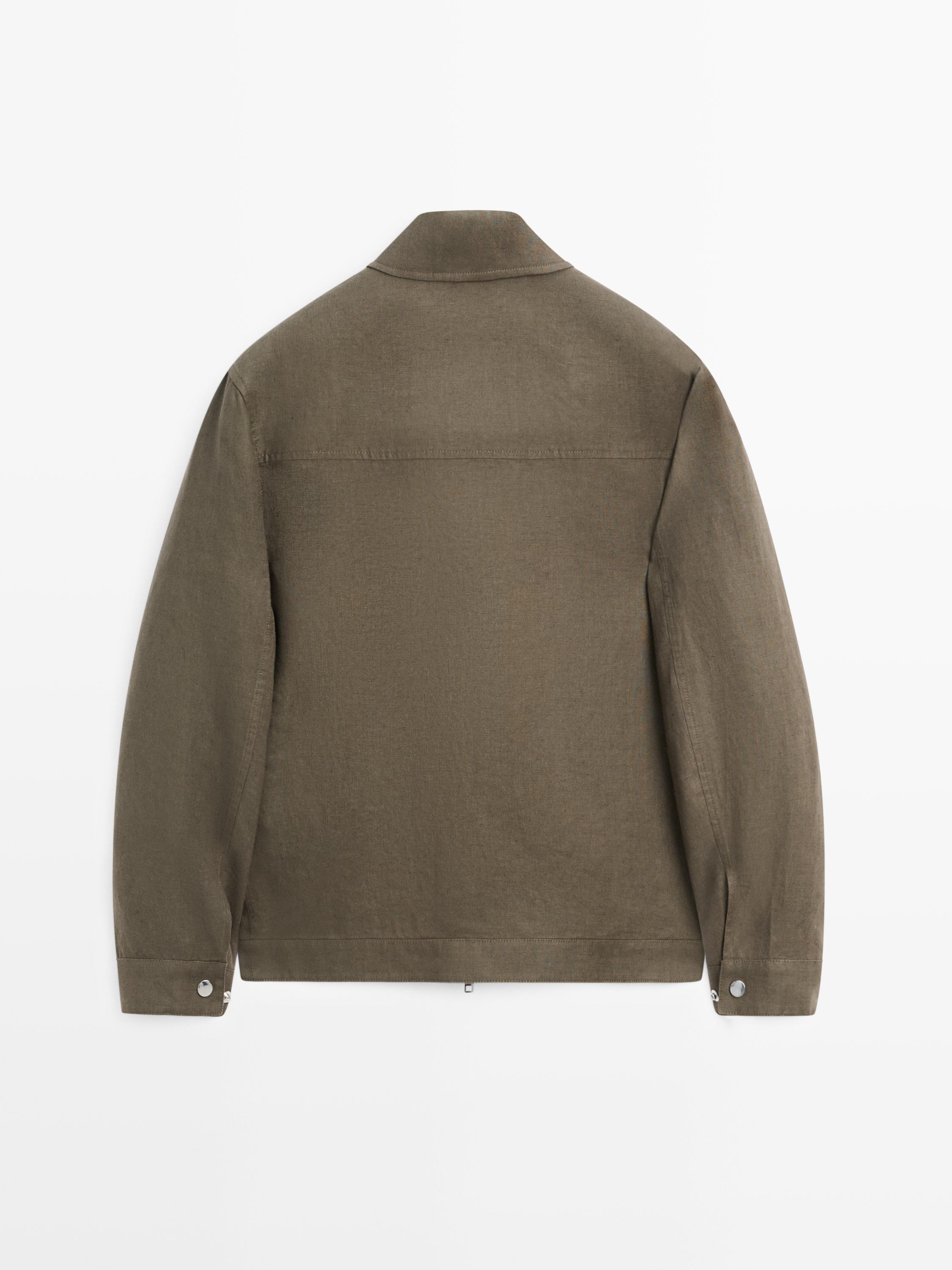 Vista posterior de chaqueta safari caqui con colo clásico e mangas longas. Detalle de botóns nos puños.