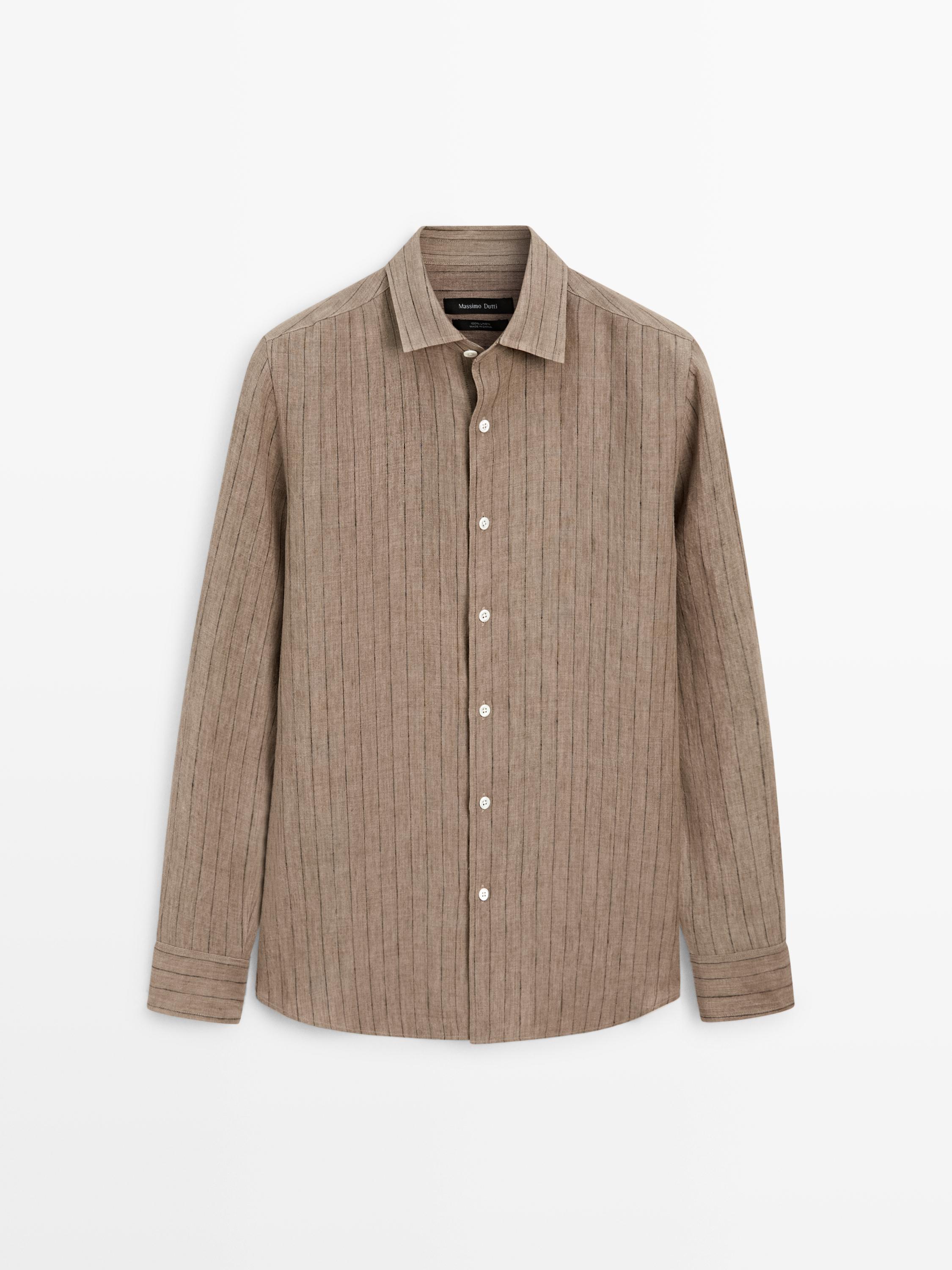 Vista frontal de camisa beige de rayas verticales, manga larga, cuello clásico y botonadura central.